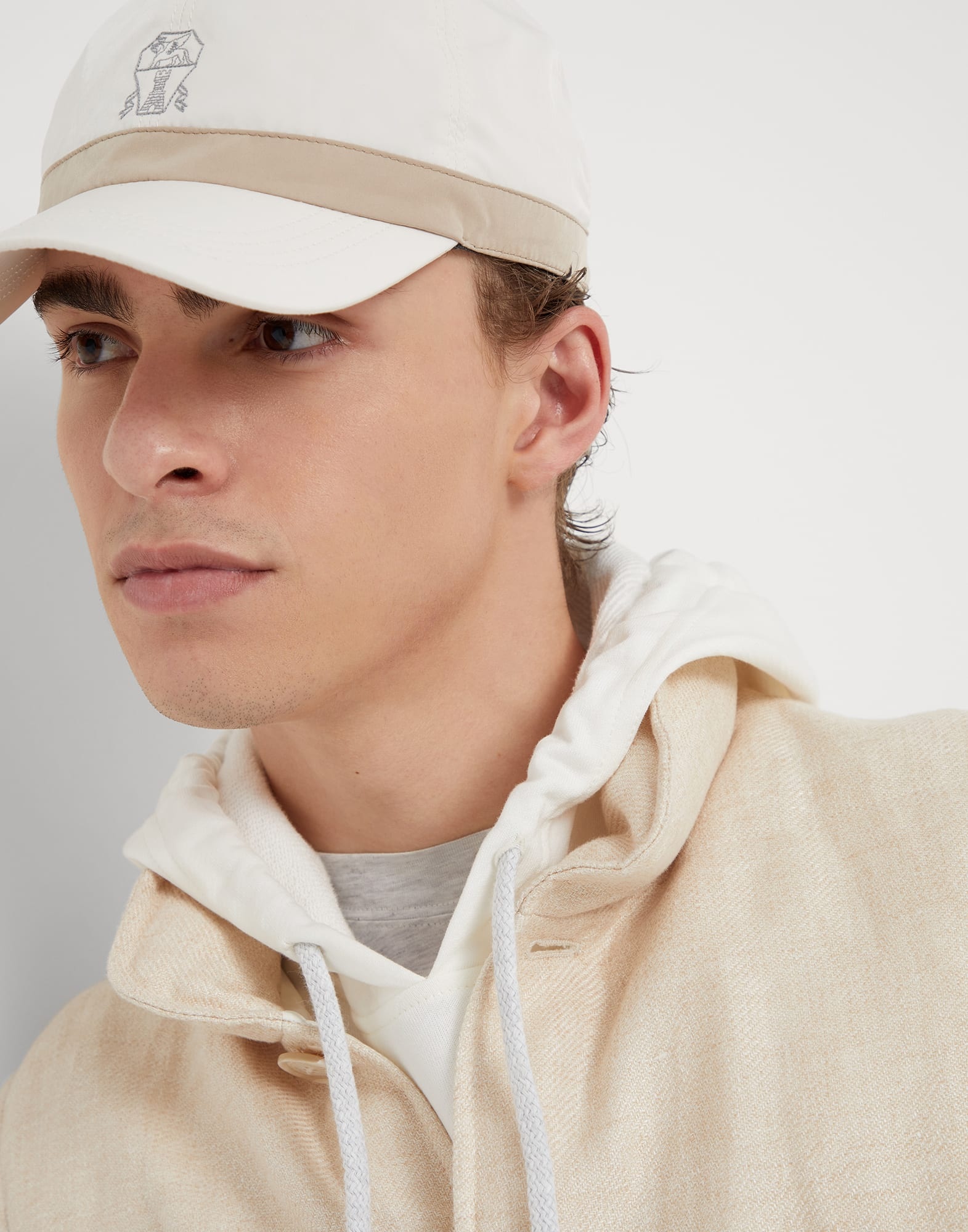 Water-resistant microfiber baseball cap with contrast details and embroidered logo - 3