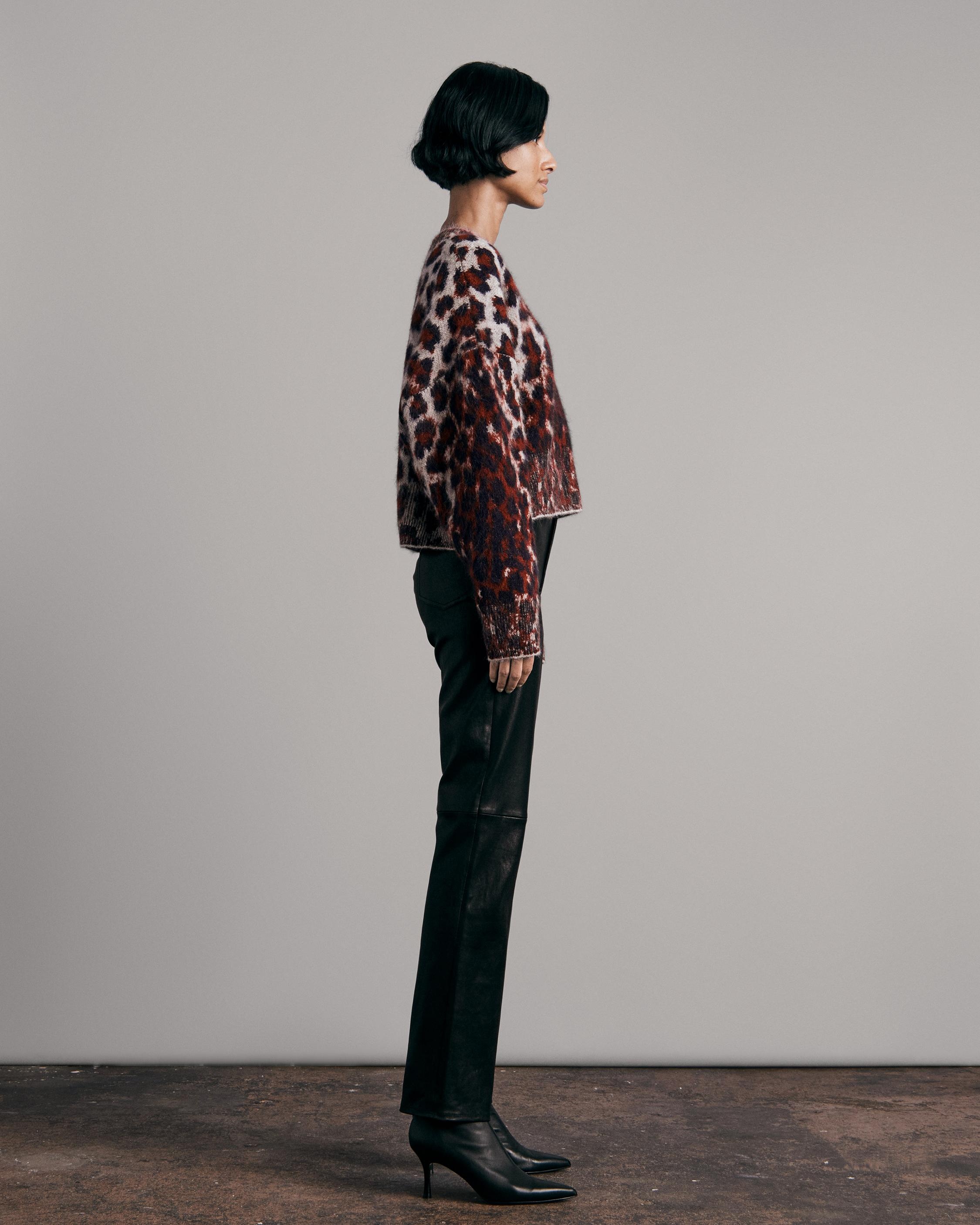 Sarah Wool Leopard Crew
Classic Fit Sweater - 4