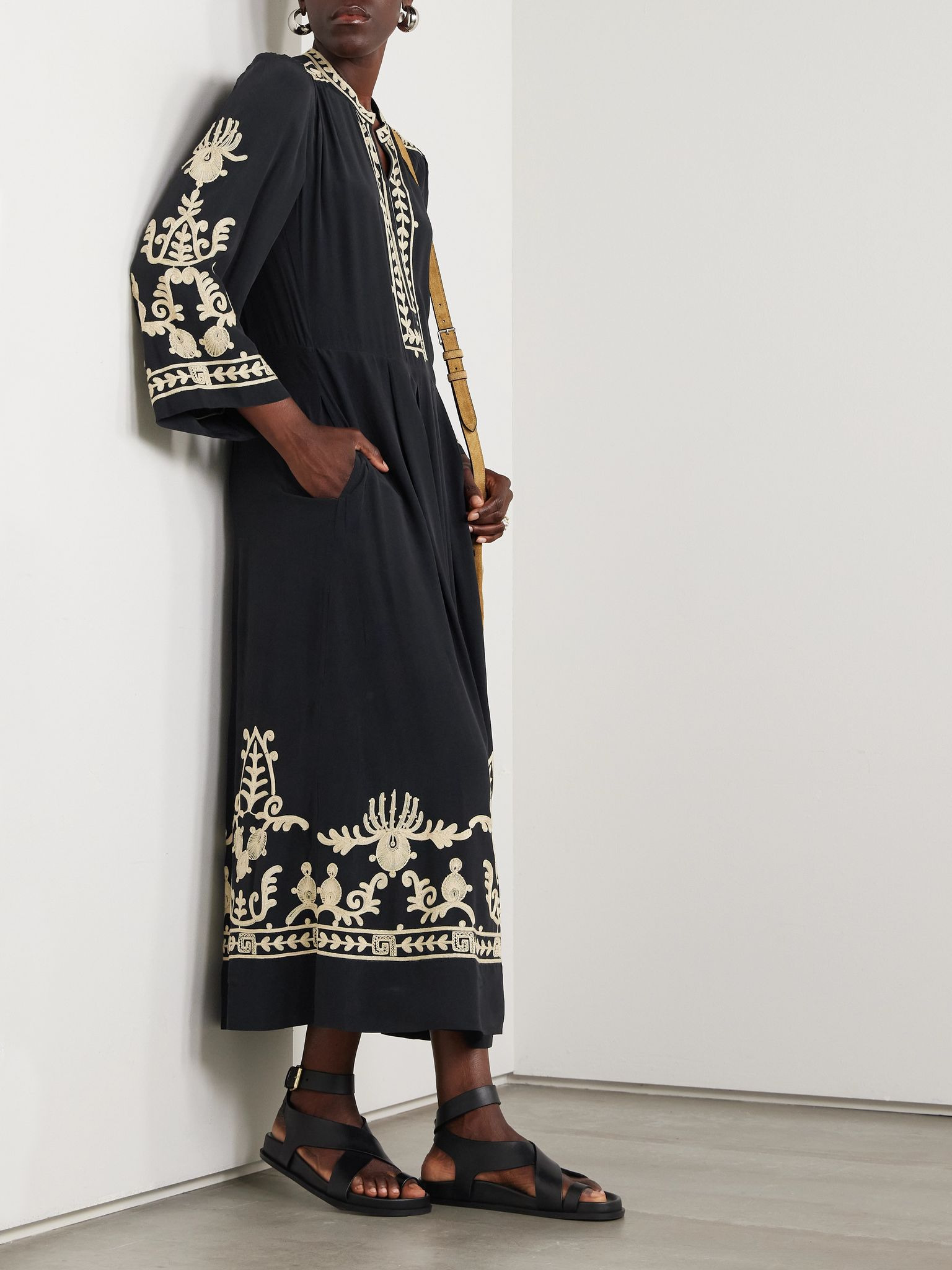 Embroidered pleated crepe midi dress Black - 2