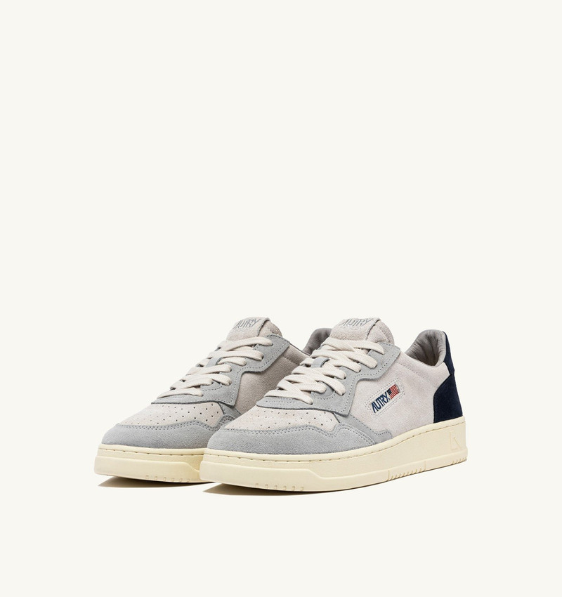 AUTRY MEDALIST LOW SNEAKERS IN LOFT GRAY AND SPACE BLUE SUEDE outlook