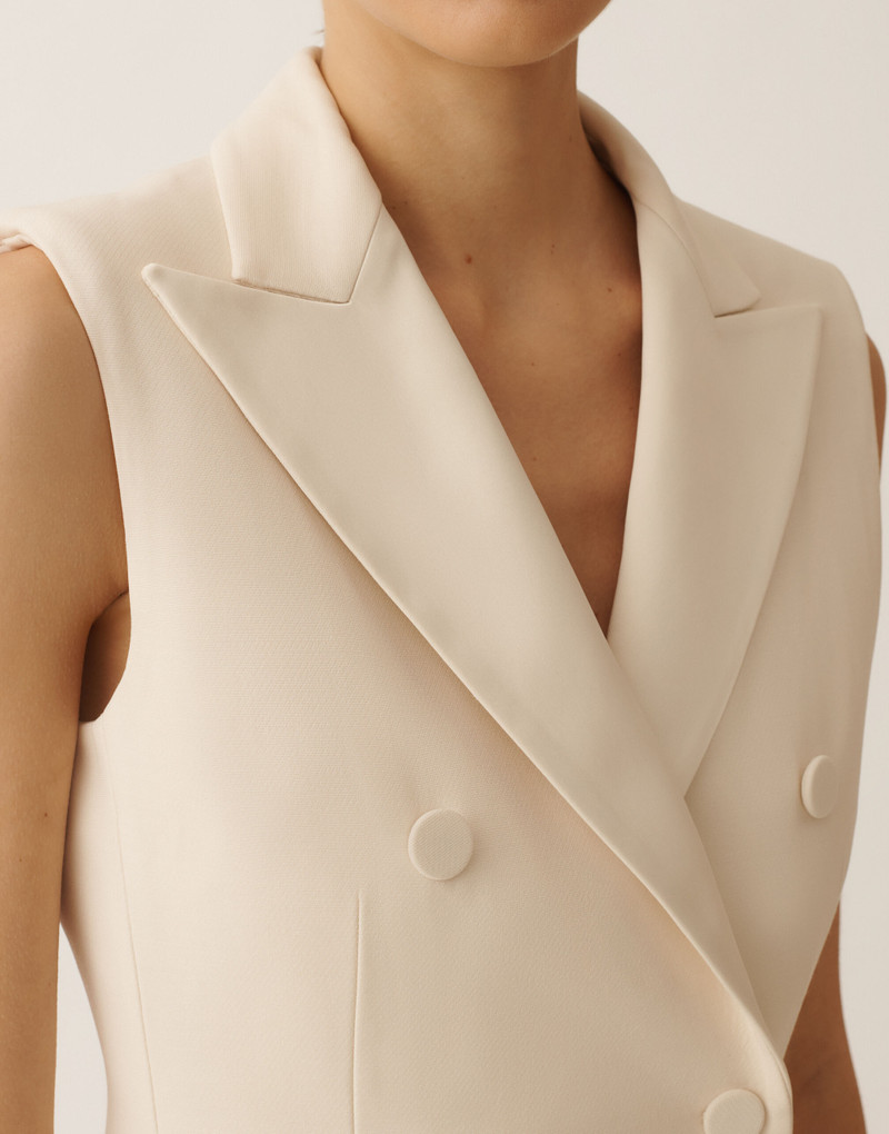 Butter-colored long vest in wool and silk 5