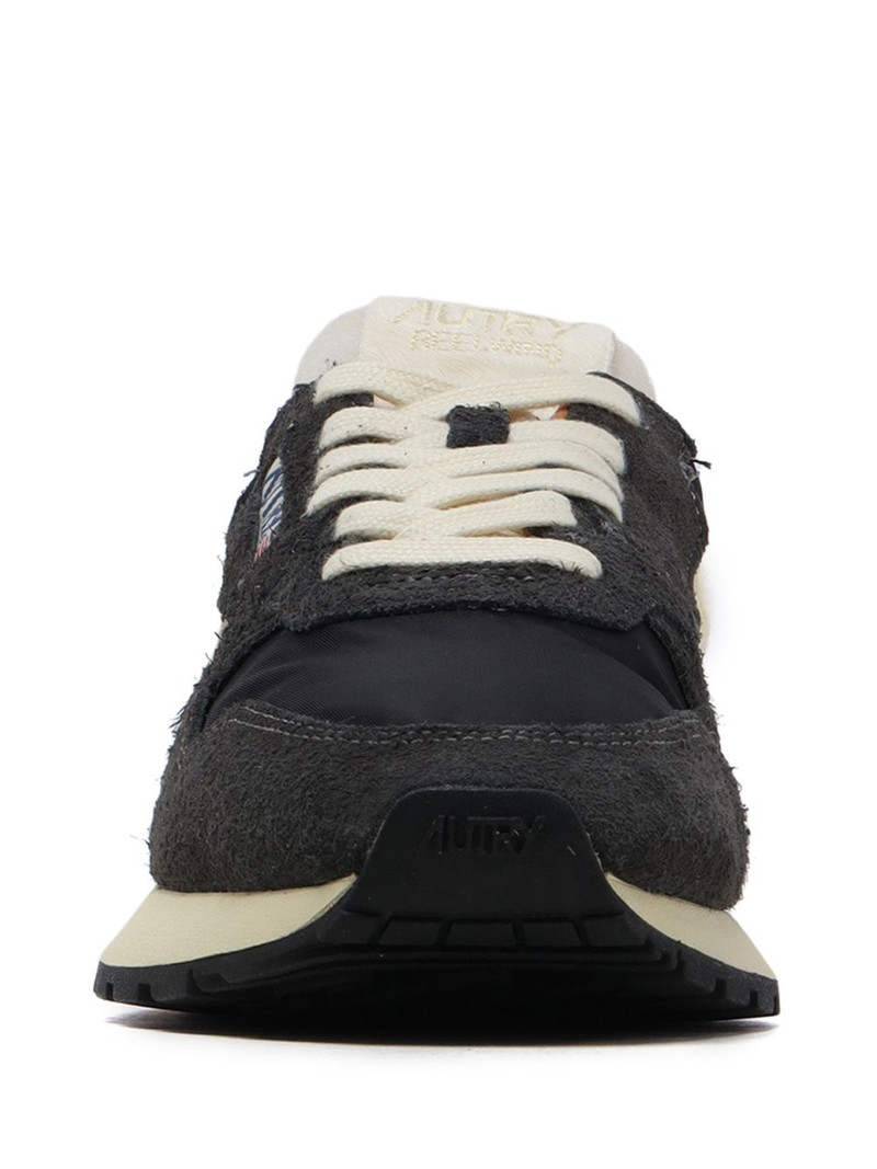low-top sneakers 3