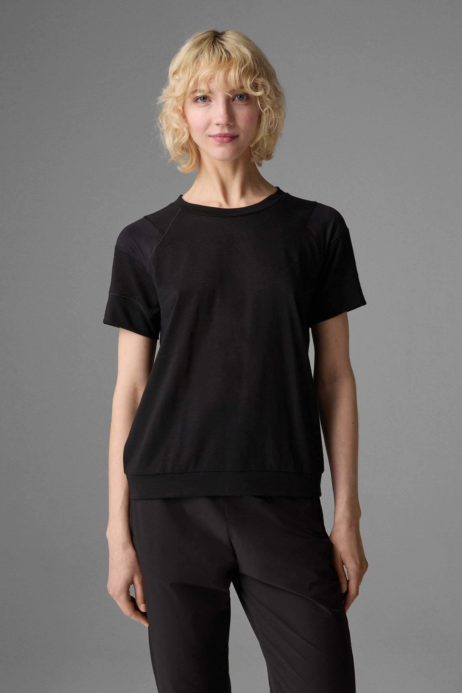Helene T-shirt in Black - 2