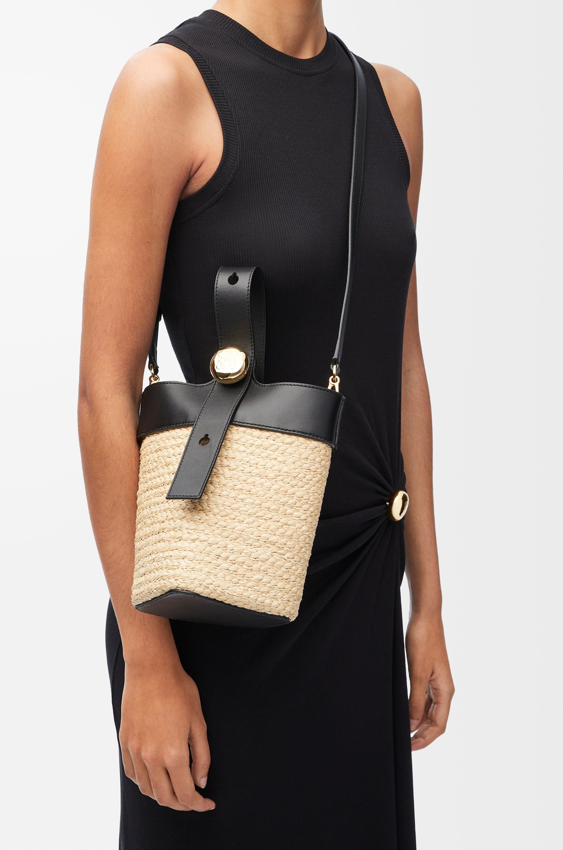 Mini Pebble Bucket bag in raffia and calfskin - 4