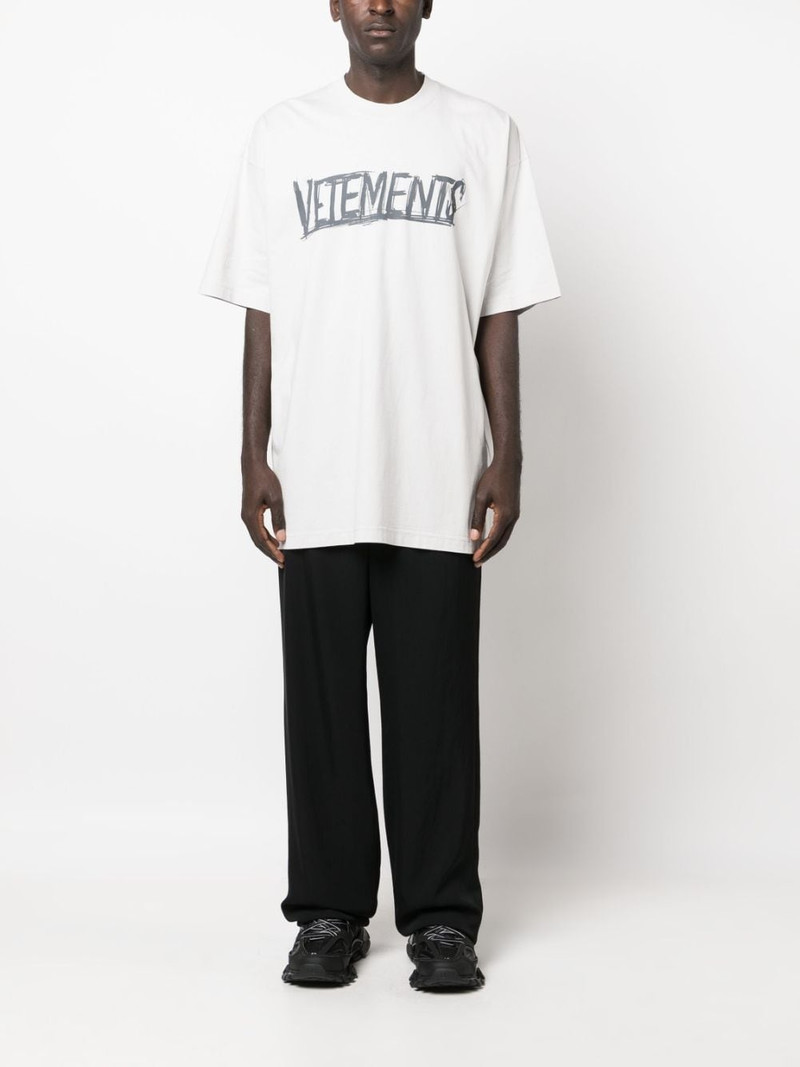 VETEMENTS graphic-print cotton T-shirt outlook