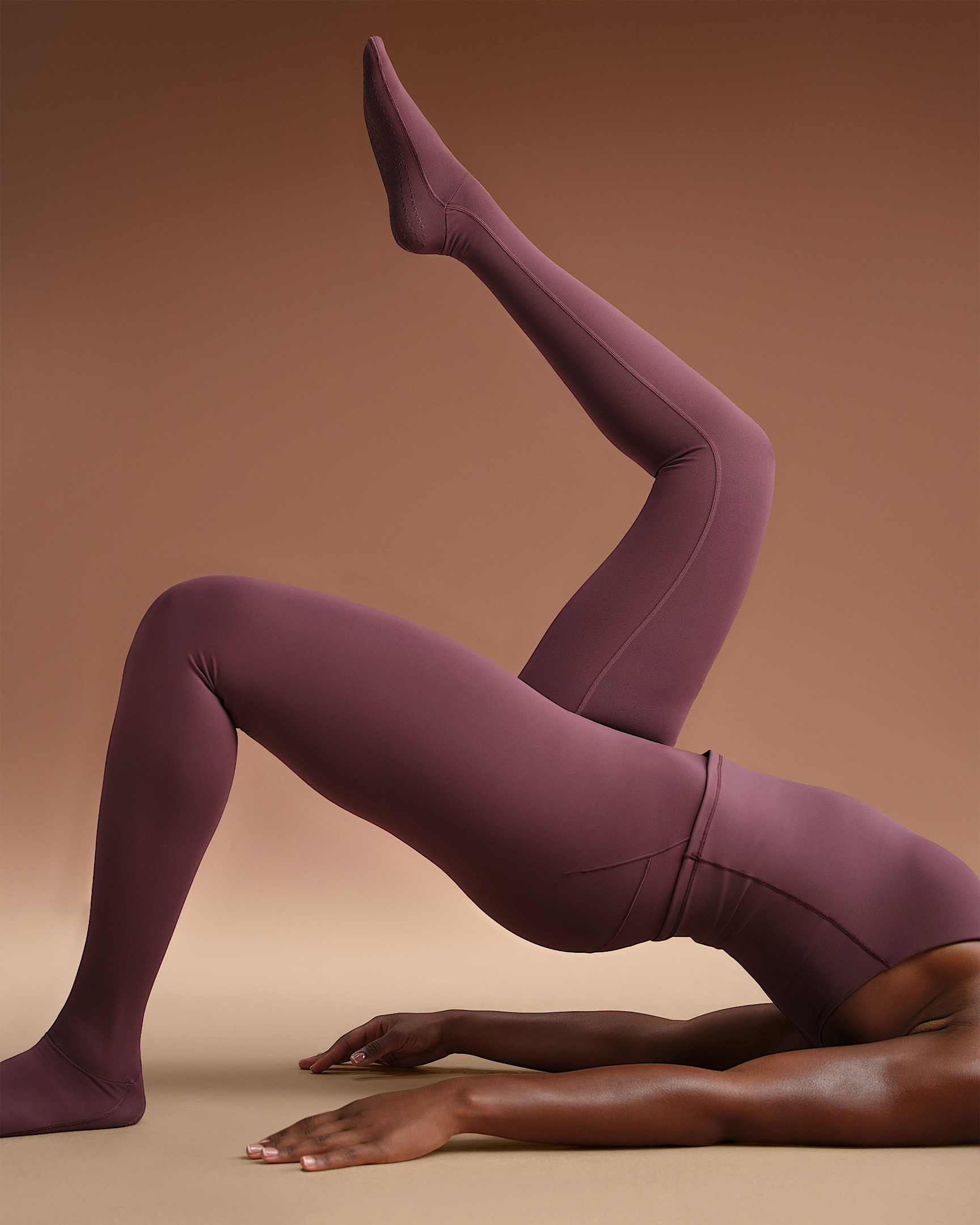 NikeSKIMS Matte Women's High-Waisted Footsie Grip Leggings - 5
