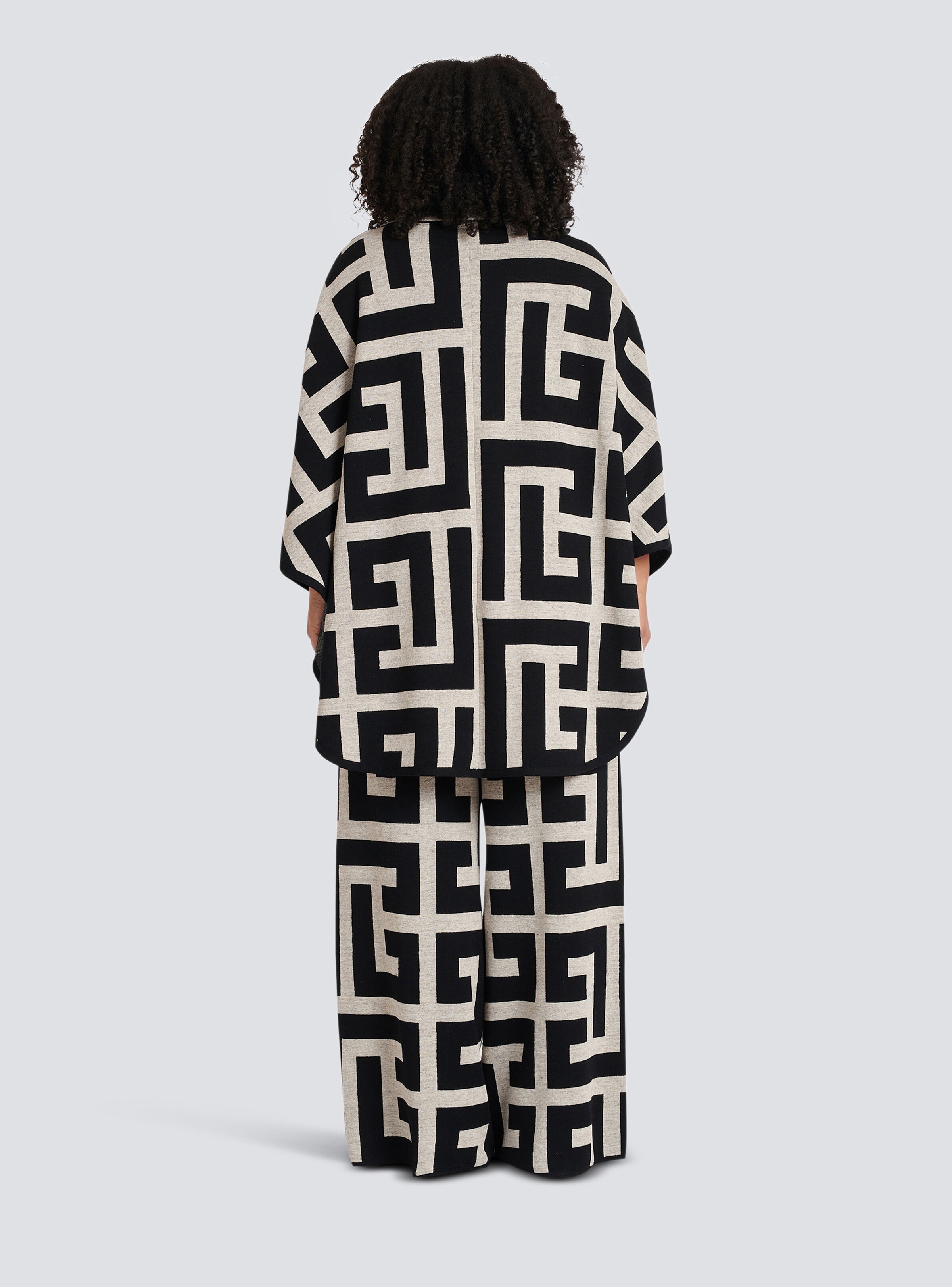Knit poncho with maxi Balmain monogram print - 10