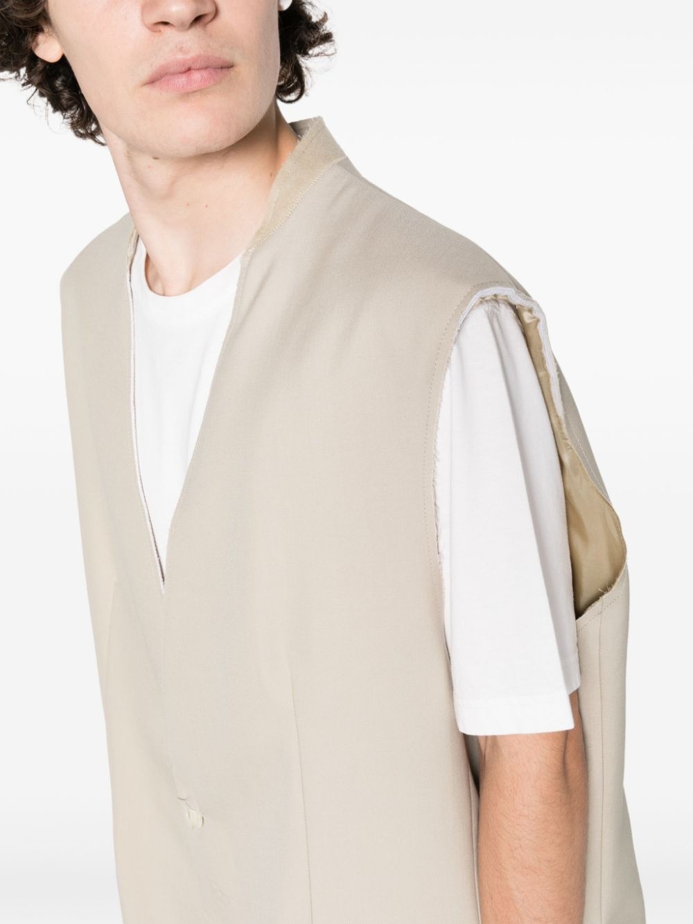 V-neck button-fastening waistcoat - 5
