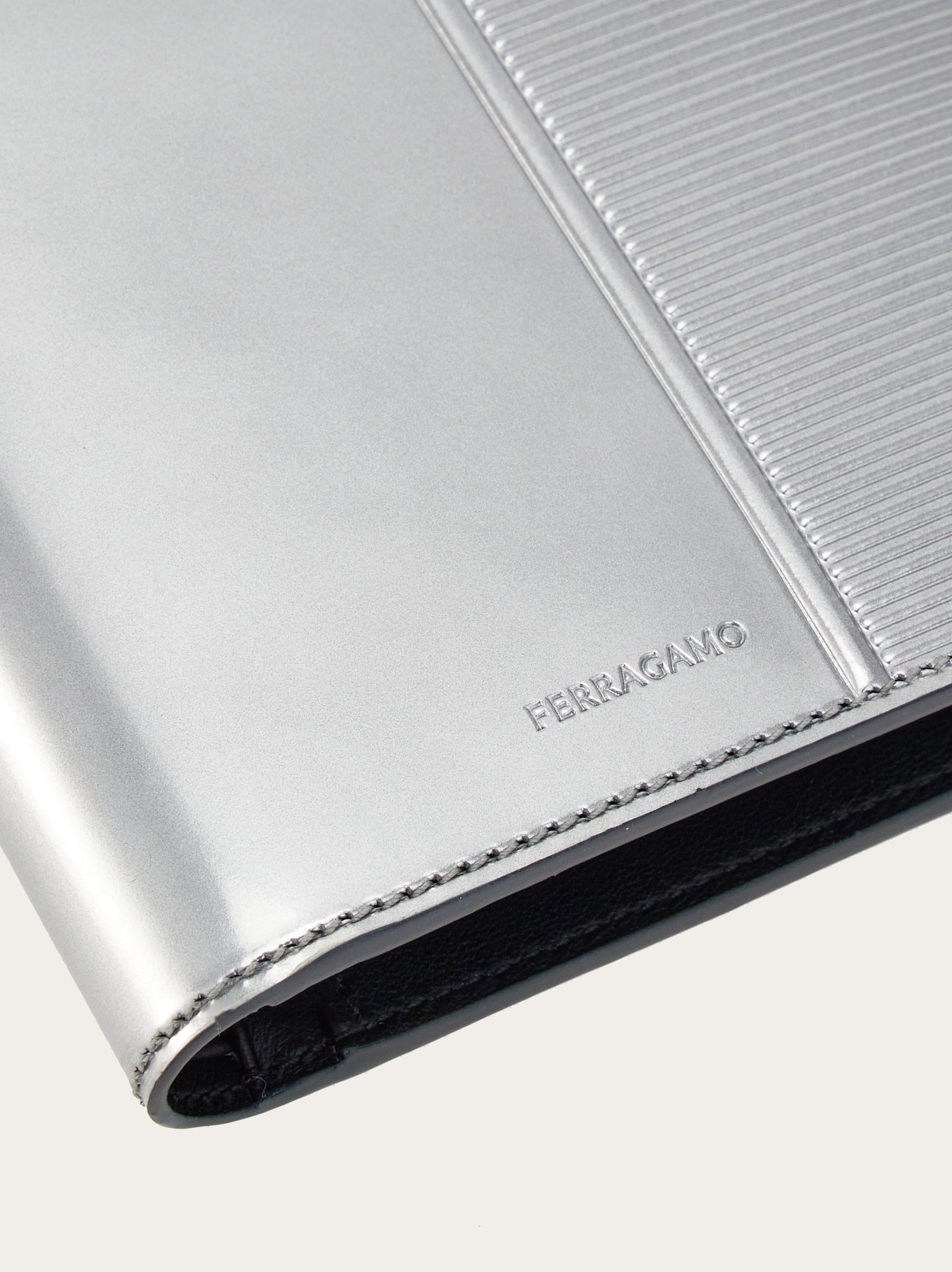 Wallet with knurled detailing 5