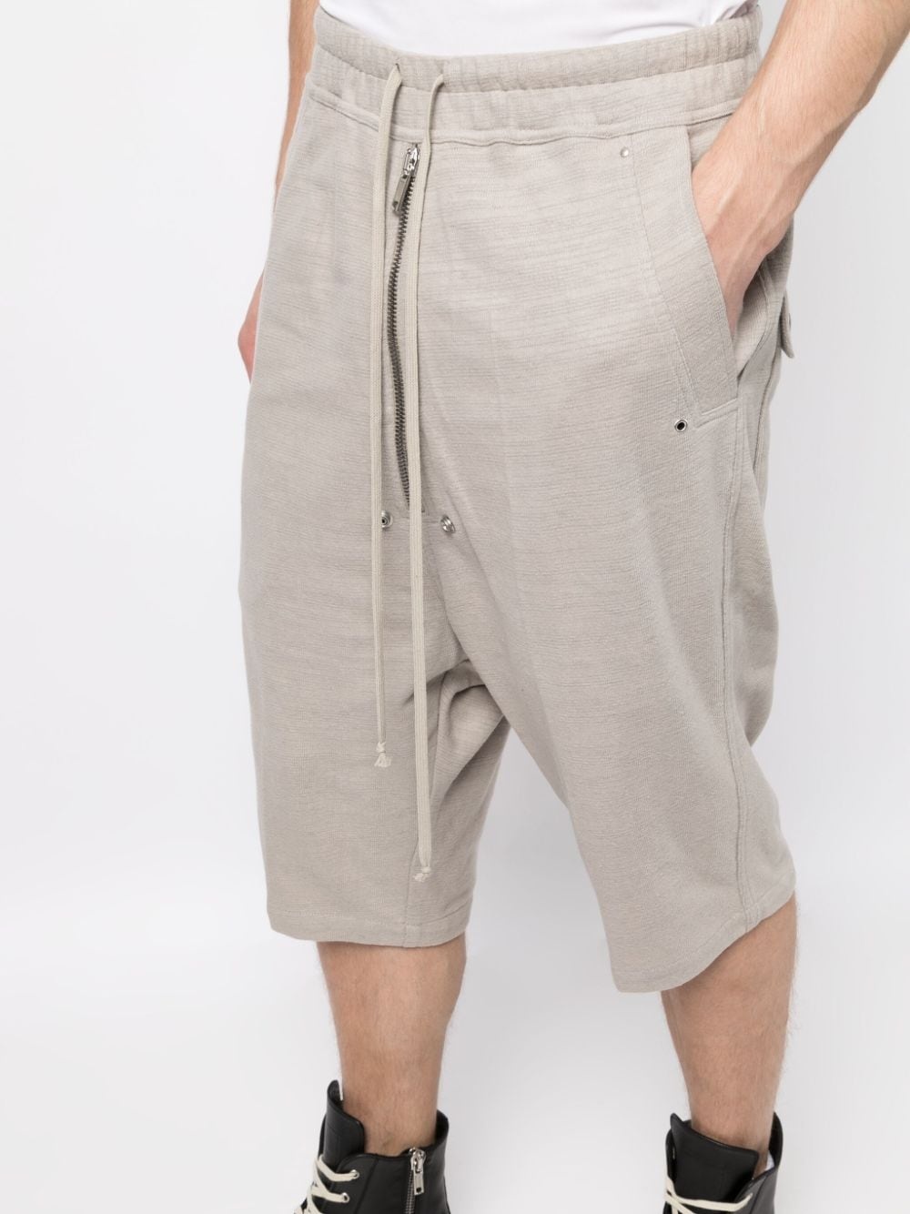 eyelet-detailing drop-crotch shorts - 5