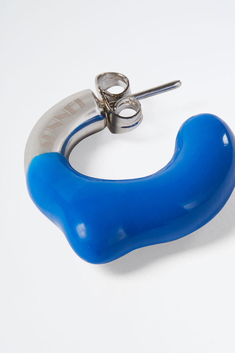 SUNNEI MINI RUBBERIZED EARRINGS SILVER / deep blue outlook