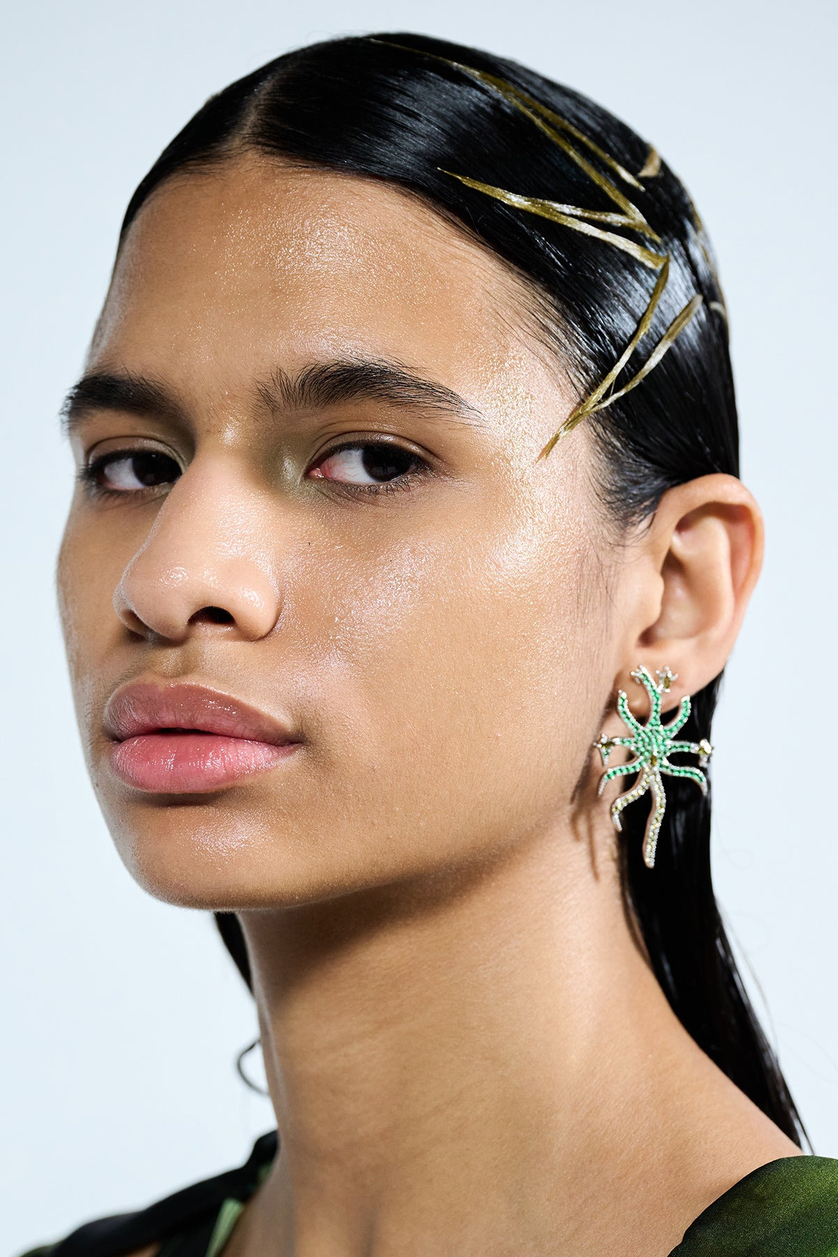 OLIVINE EMERALD ETOILE EARRING - 2