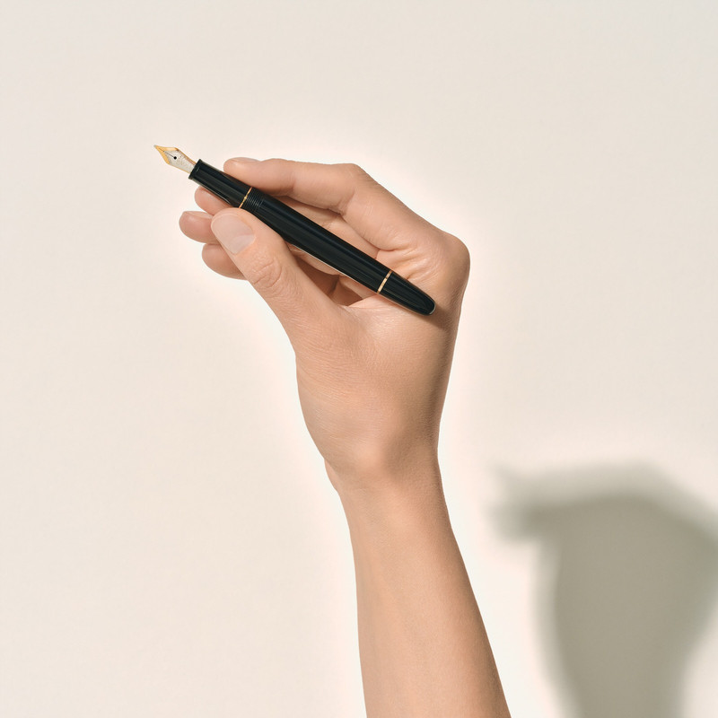 Montblanc MEISTERSTÜCK GOLD-COATED CLASSIQUE FOUNTAIN PEN (M) outlook