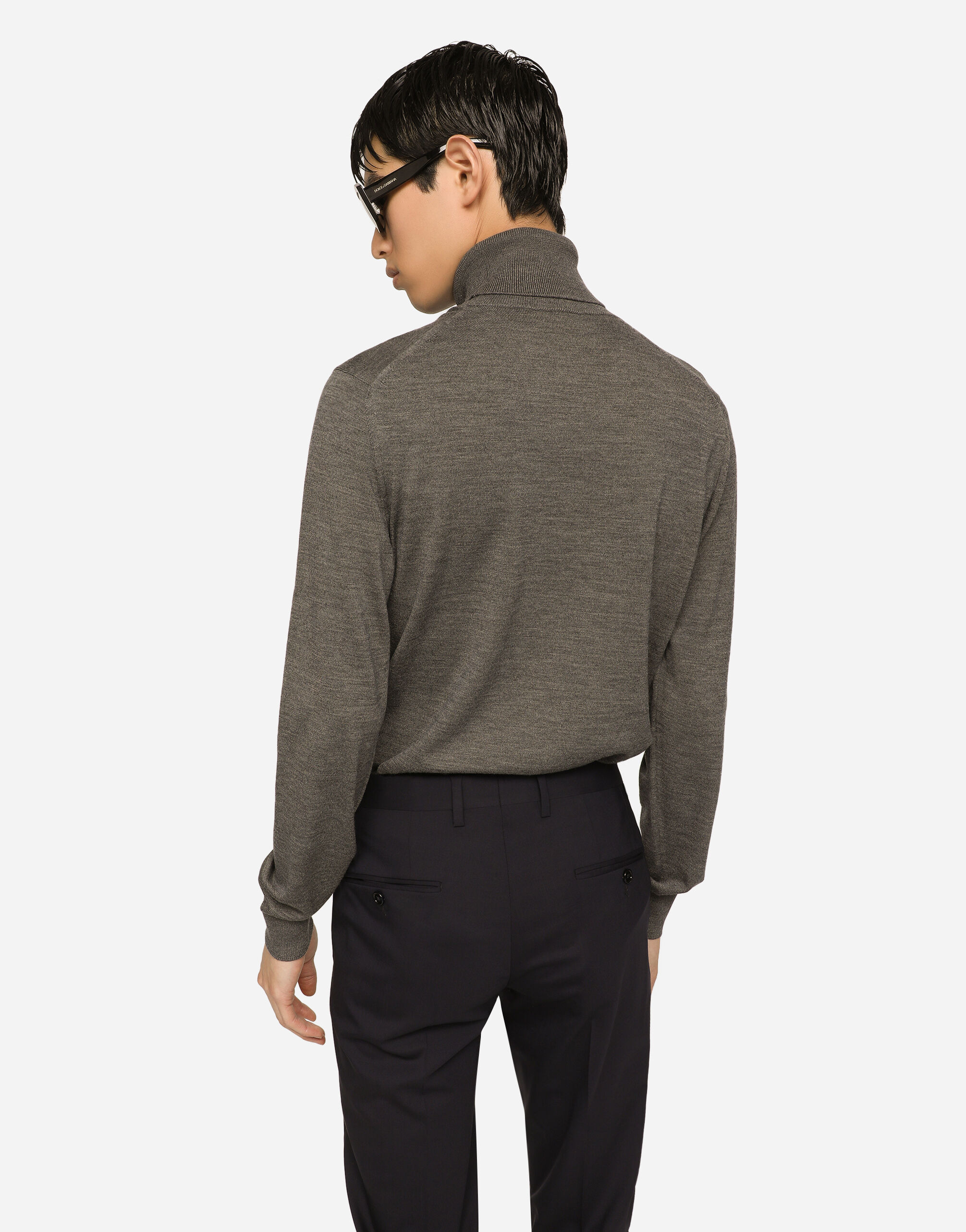 Wool turtle-neck sweater with branded tag - 6