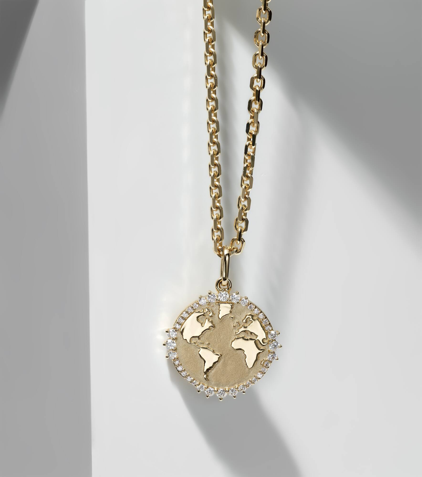 World Traveler 14kt gold pendant necklace with diamonds - 5