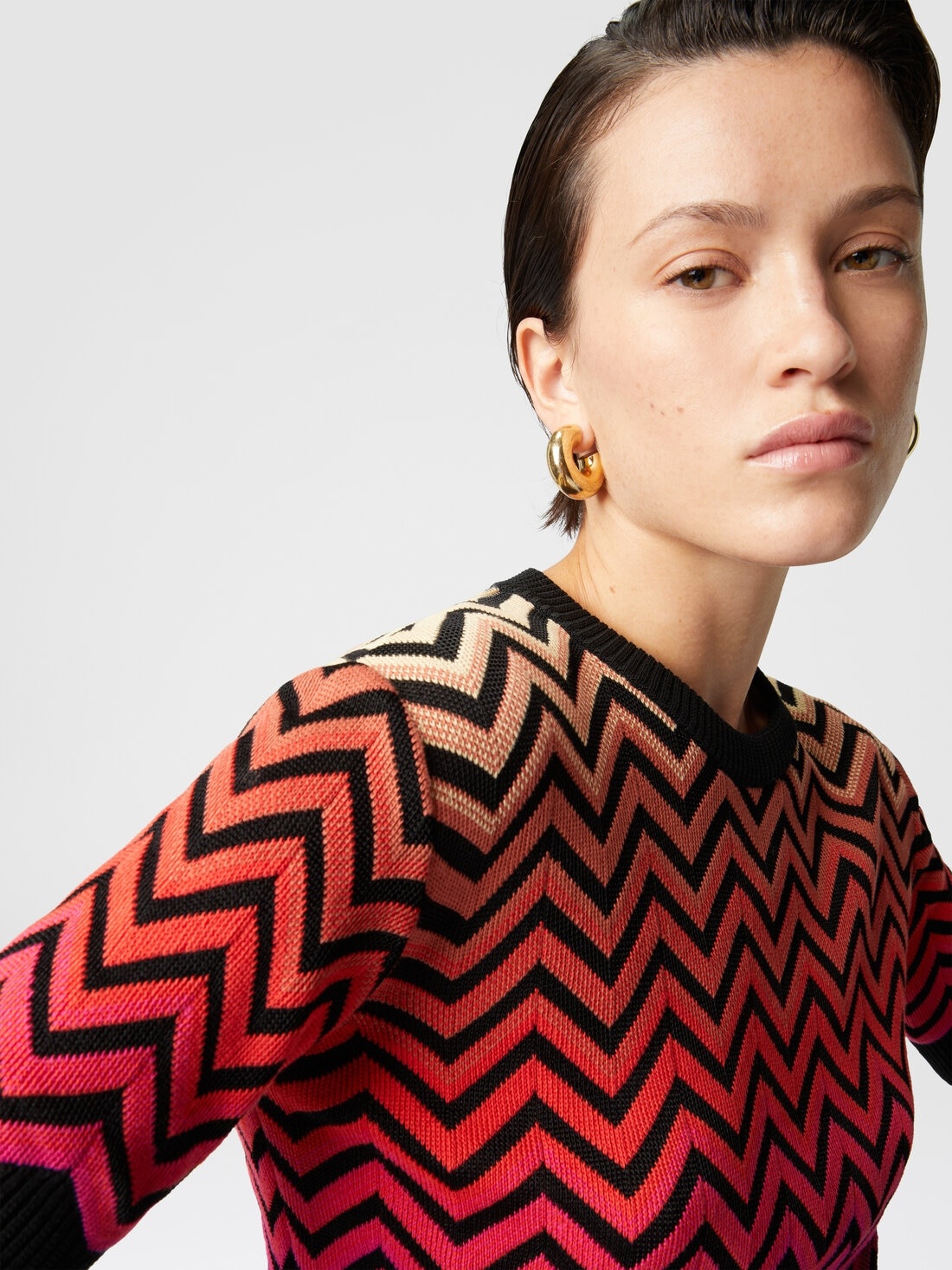 Short-sleeved crewneck sweater with dégradé chevron motif - 5