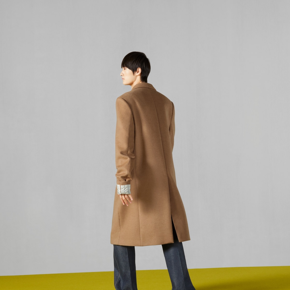 Camelhair coat with Gucci cities label - 7