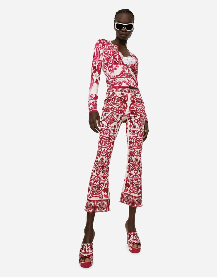 Flared trumpet-leg charmeuse pants with Majolica print - 5