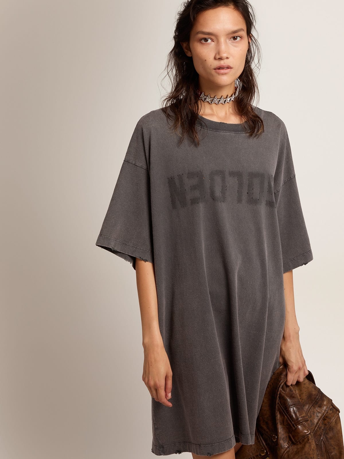 Women's gray T-shirt dress with distressed treatment - 2