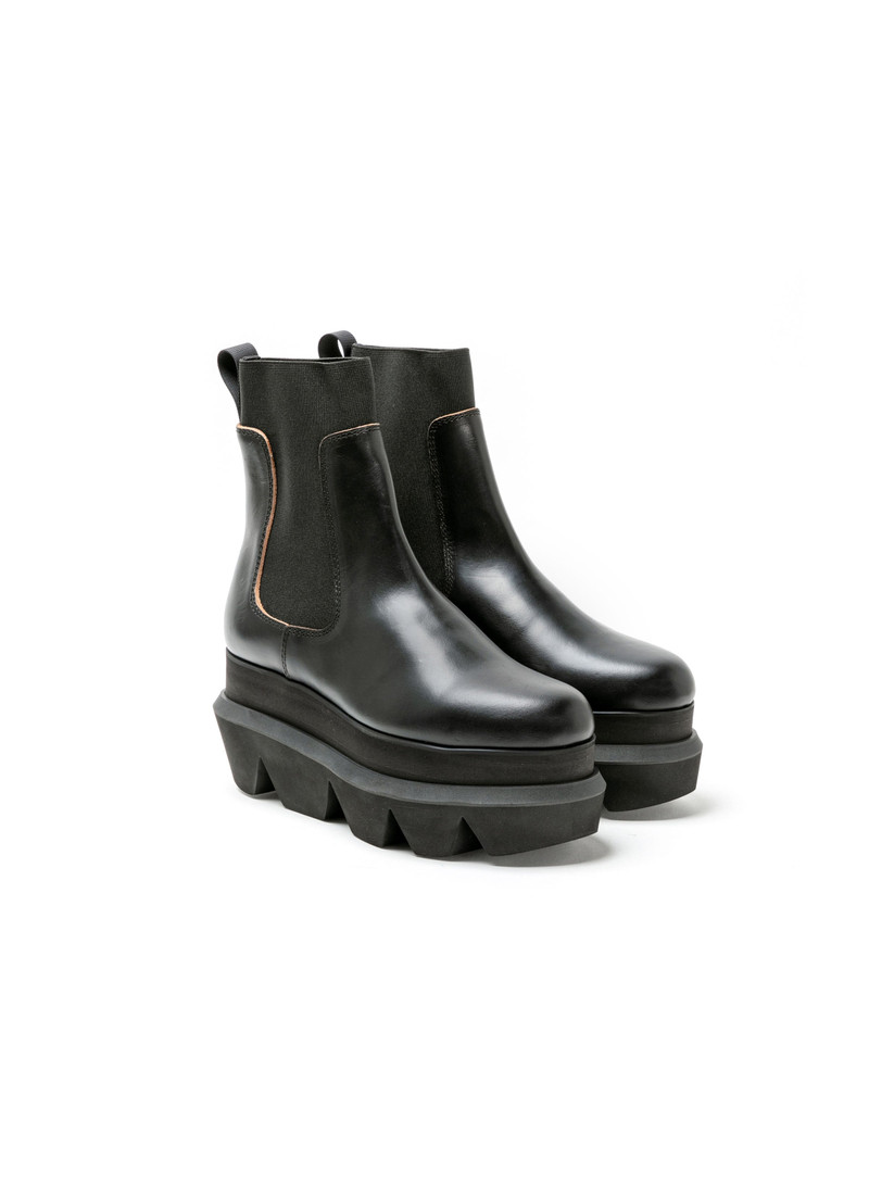 sacai Chelsea Boots outlook