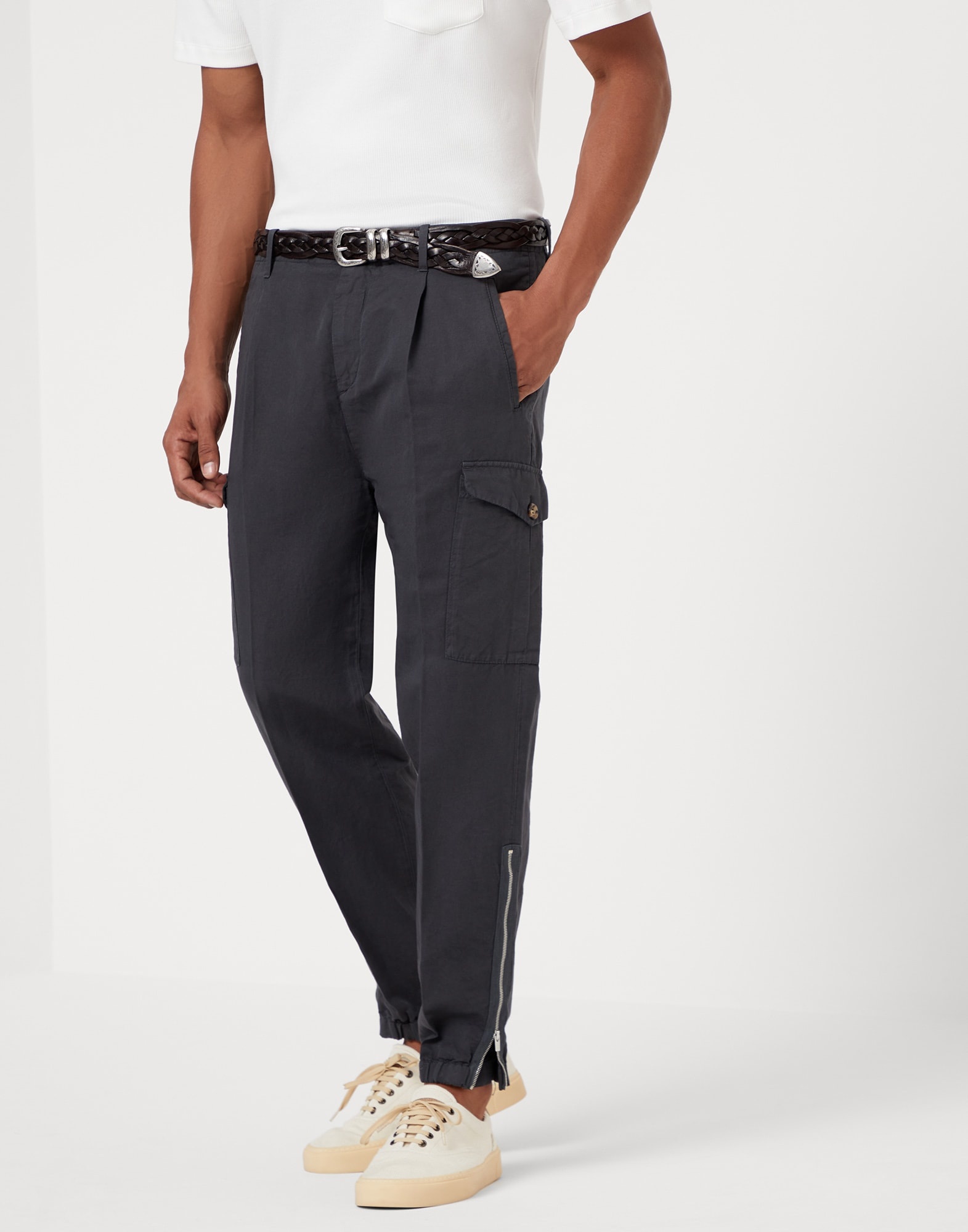 Garment-dyed ergonomic fit trousers in twisted linen and cotton gabardine with pleats, cargo pockets - 1