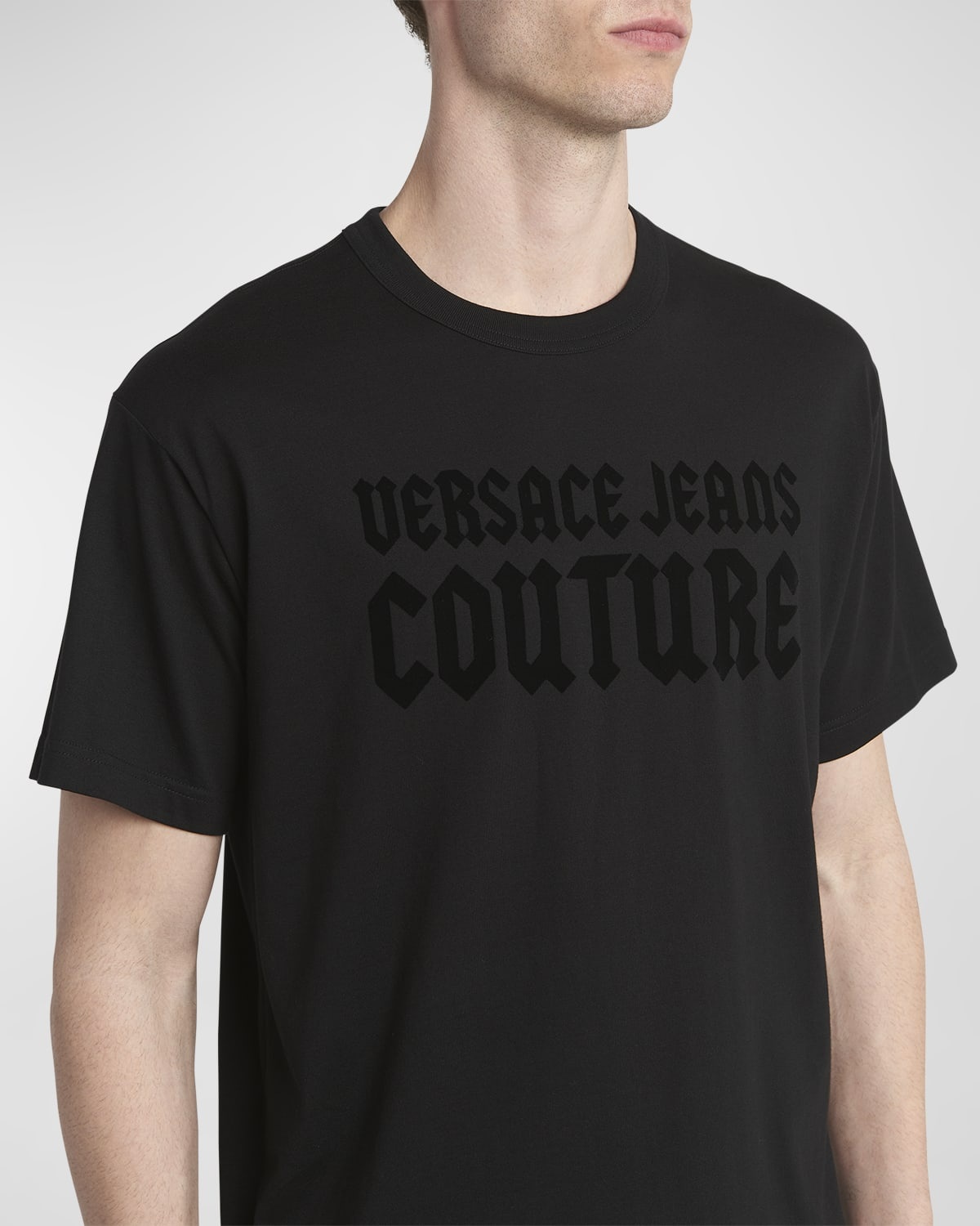 Tシャツ・カットソー VERSACE JEANS GOTHIC LOGO T-SHIRT VERSACE JEANS COUTURE Crystal Gothic Logo Regular-Fit T