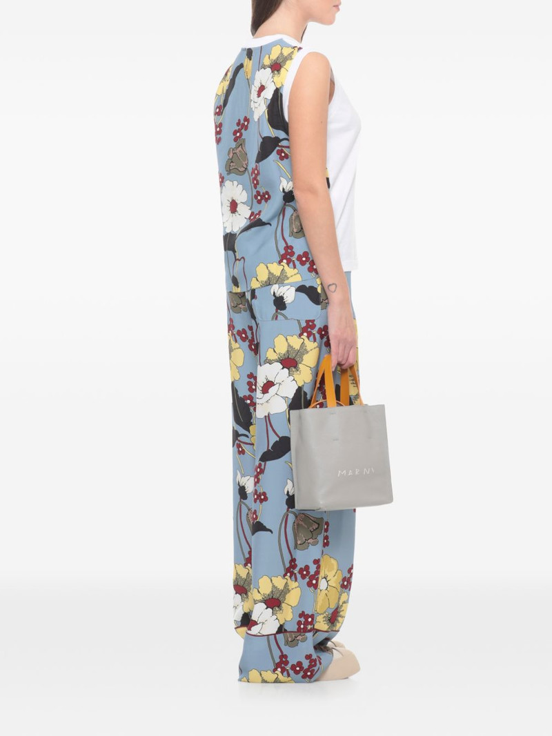 sleeveless T-shirt 4