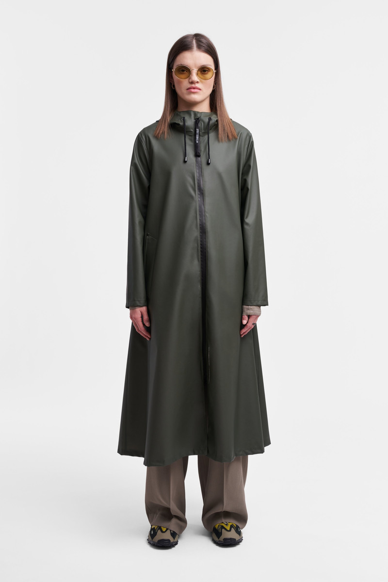 Stutterheim Mosebacke Long Lightweight Zip Raincoat Green outlook