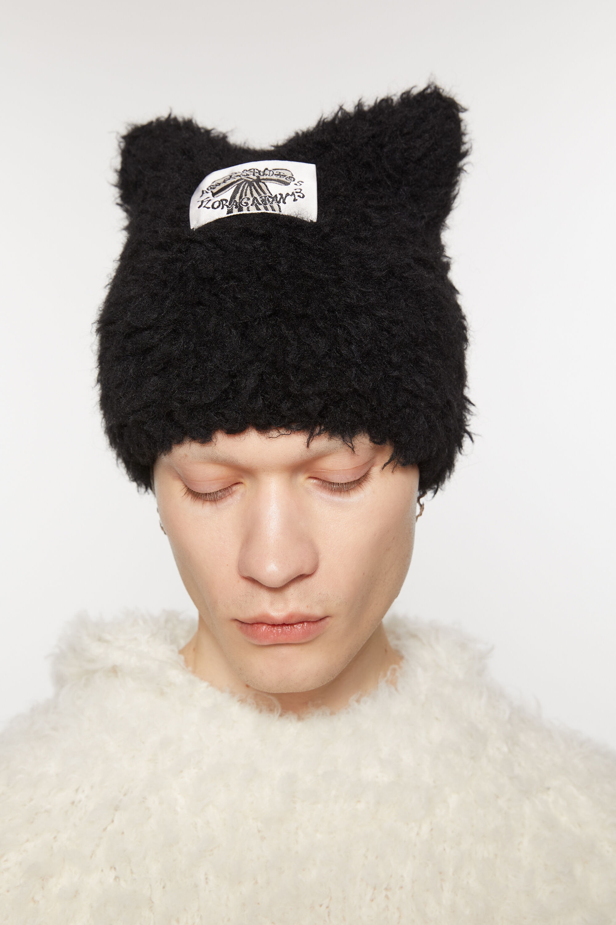 Fluffy square beanie - Black - 3