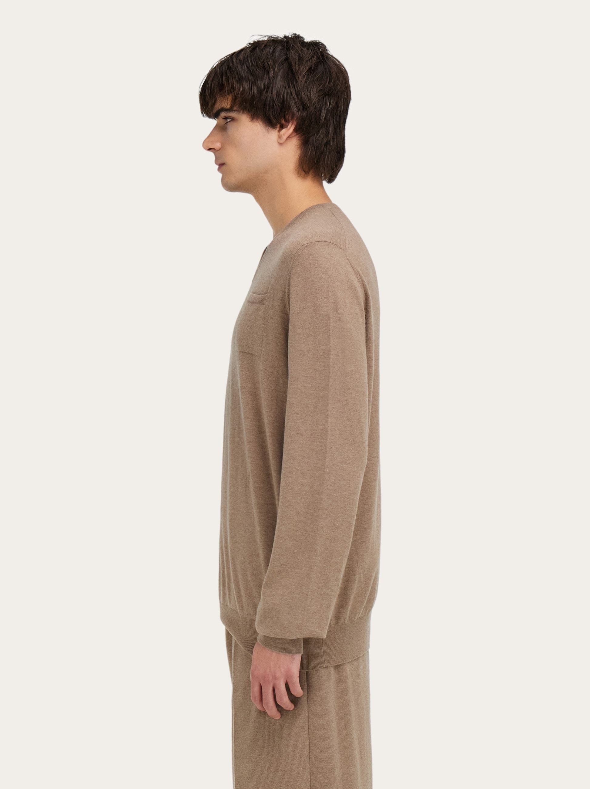 V-neck sweater with pocket detail - 3