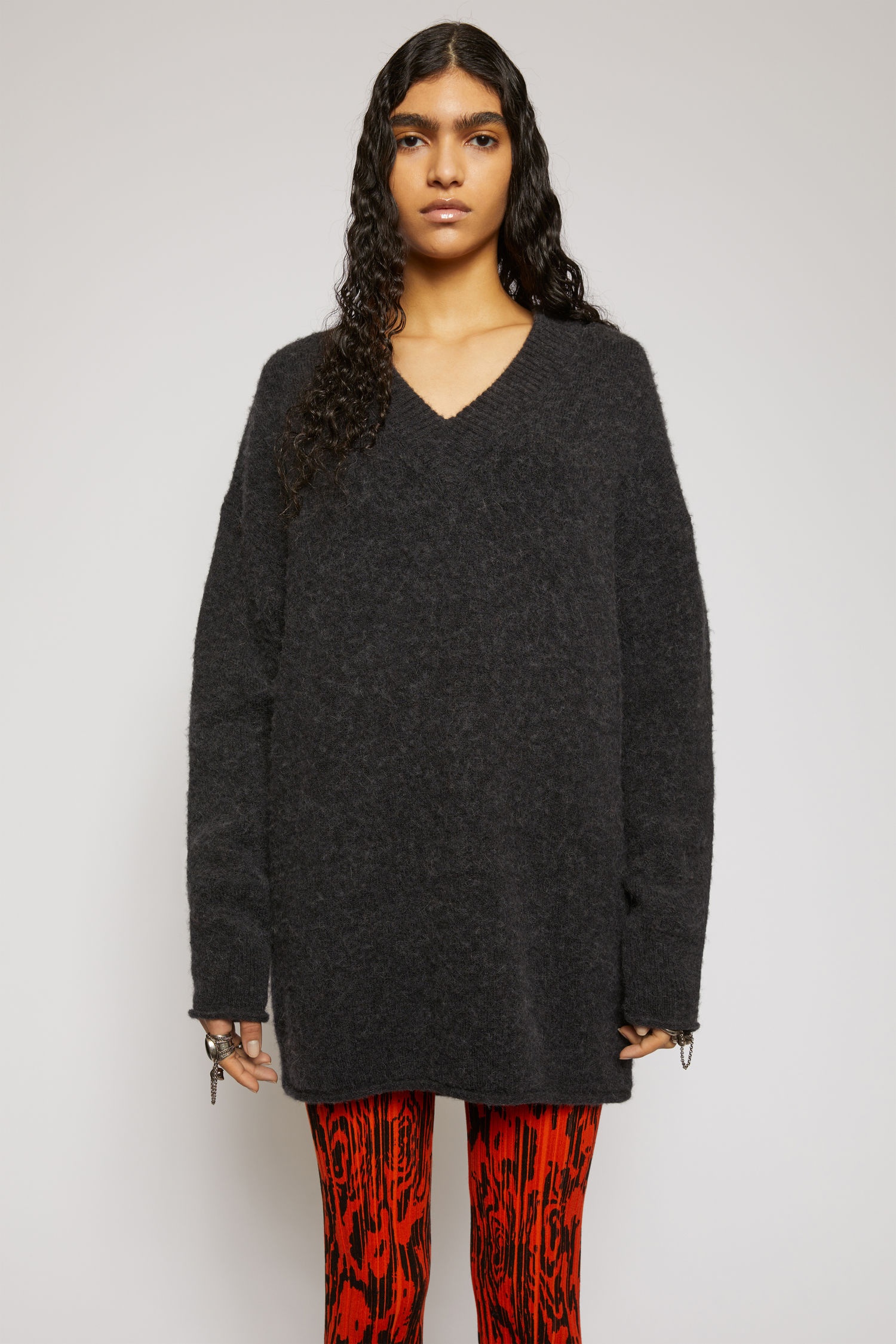 Oversized v-neck sweater washed black - 2