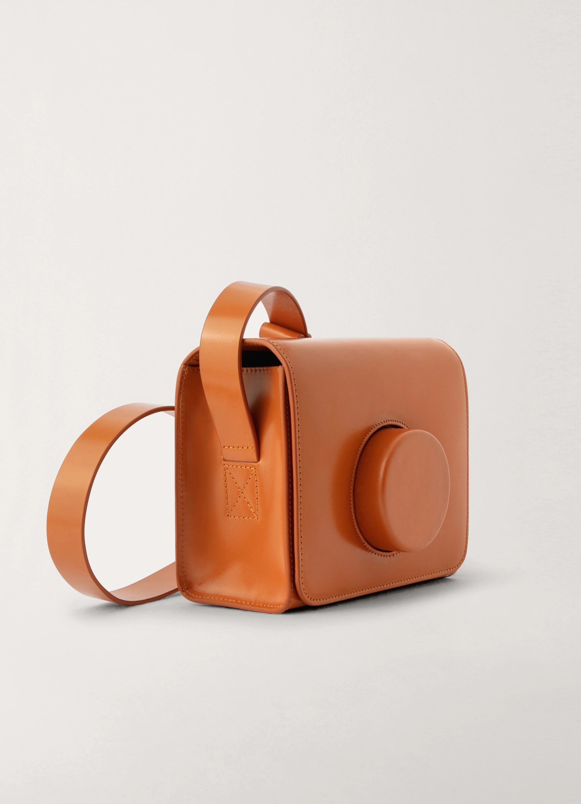 CAMERA BAG
VEGETABLE-TANNED LEATHER - 2