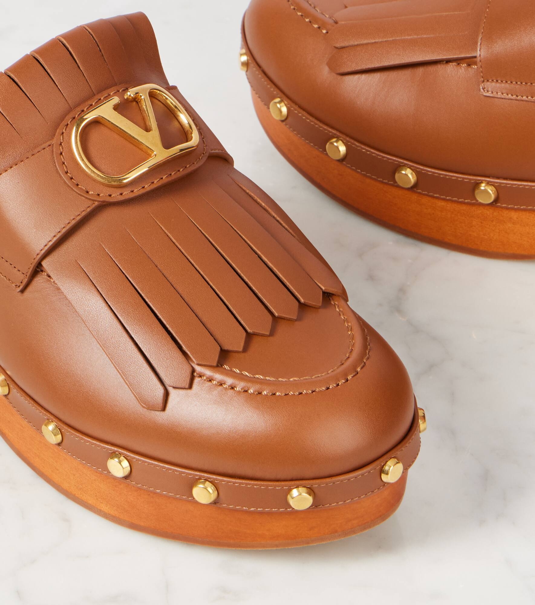 VLogo fringed leather clogs - 5