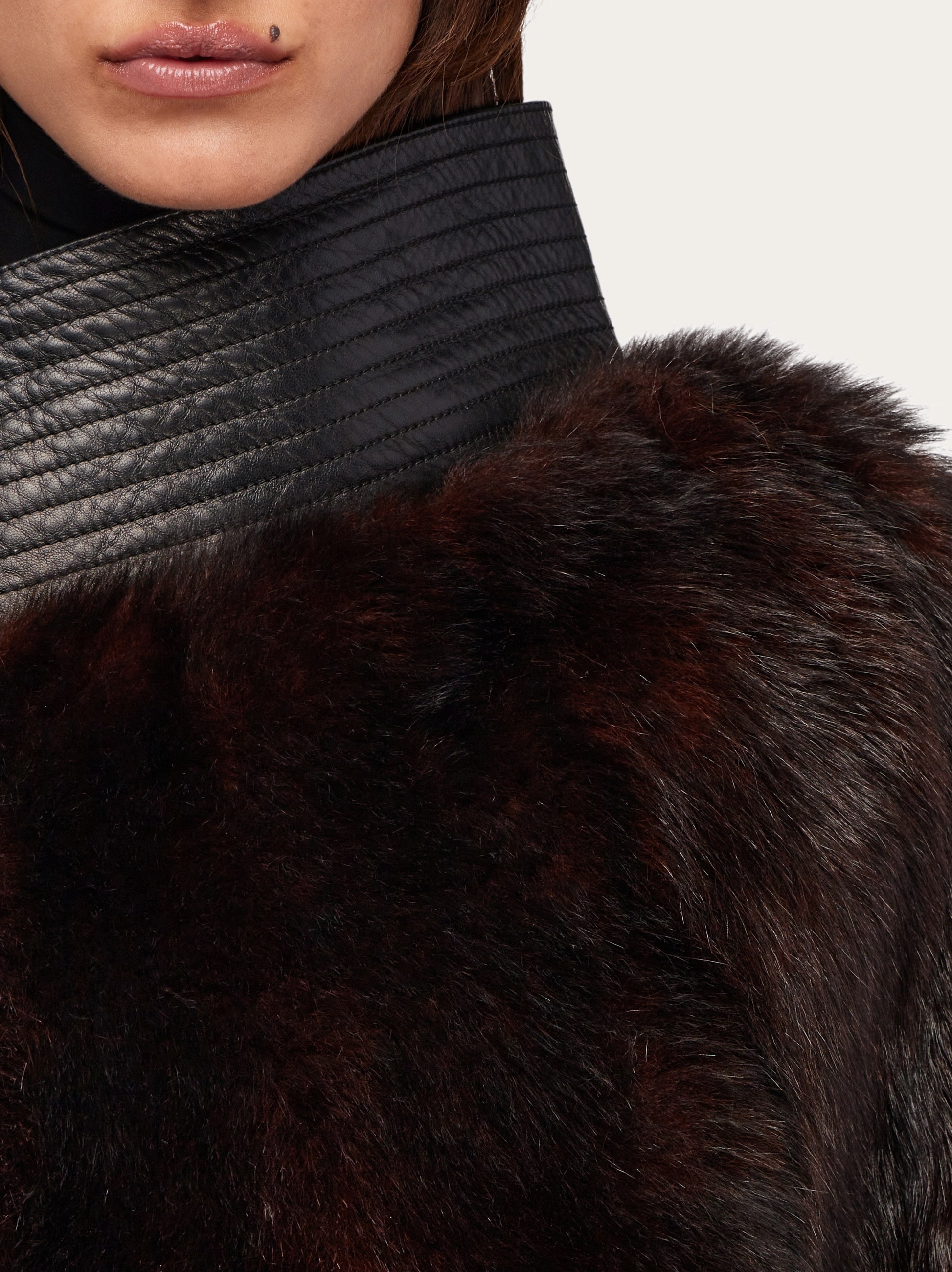 Shearling cape with leather belt - 5