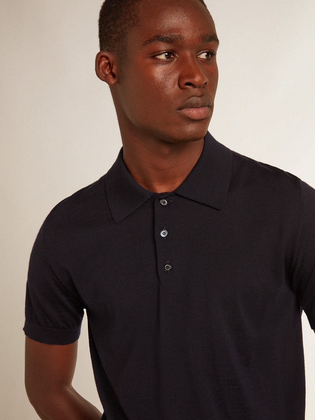 Men’s short-sleeved polo shirt in navy-blue merino wool - 2