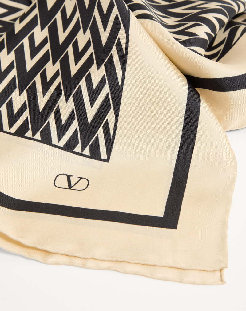 Valentino TOUTE LA V SILK SCARF outlook