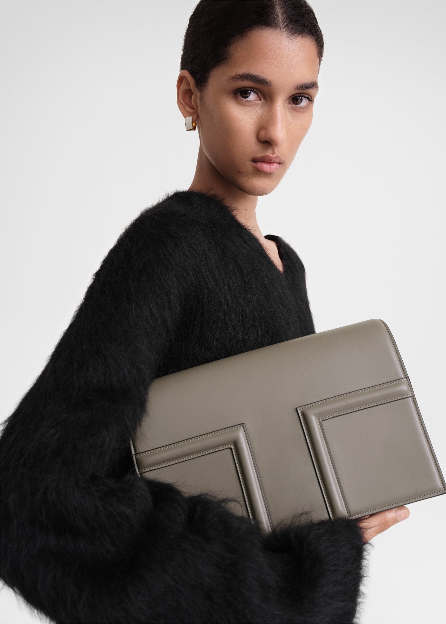 24AW new/toteme スムースレザーのTフラップバッグ Bag Taupe Totême T-Flap bag taupe | REVERSIBLE