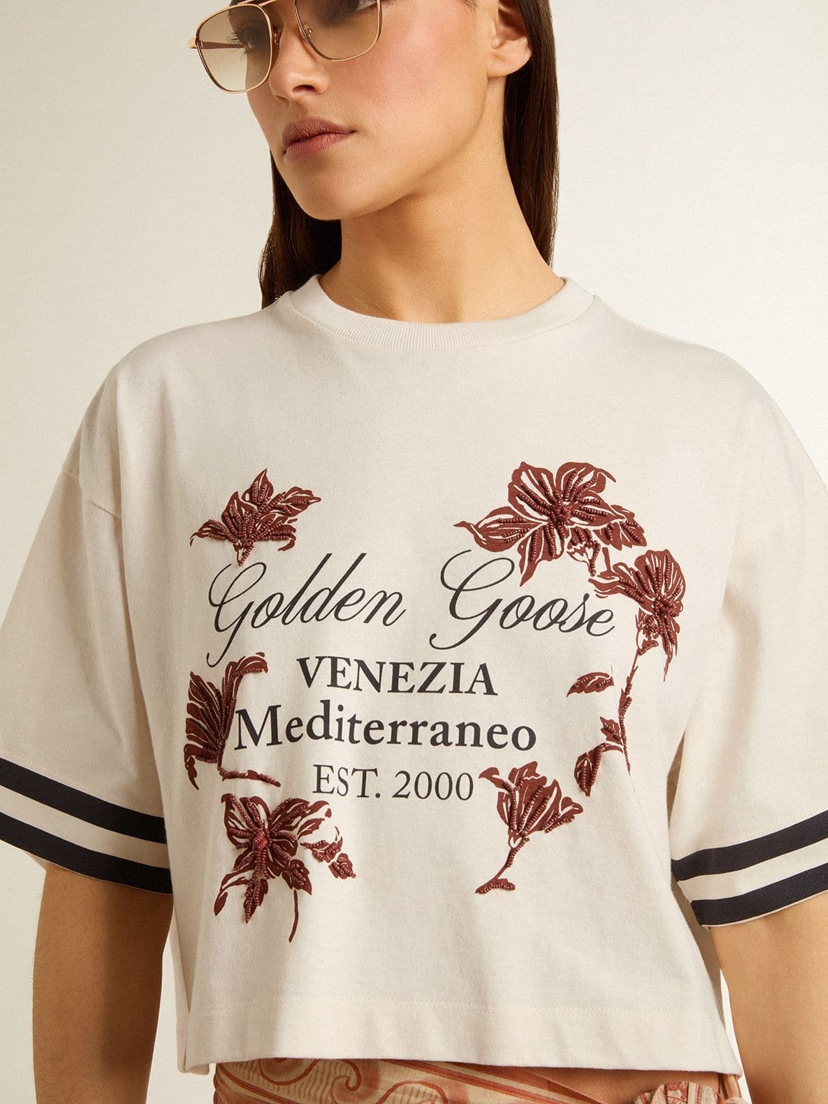 Women's oversized short T-shirt in white jersey with embroidery and "Venezia Mediterraneo" print - 5