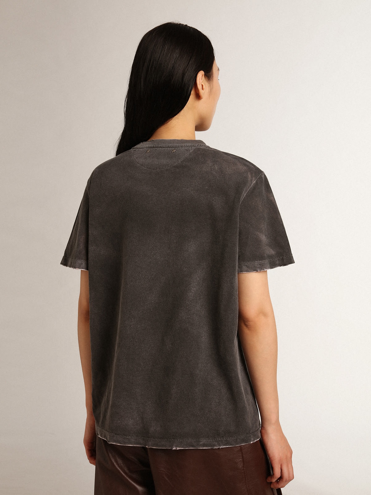 Women's gray T-shirt with print on the front - 4