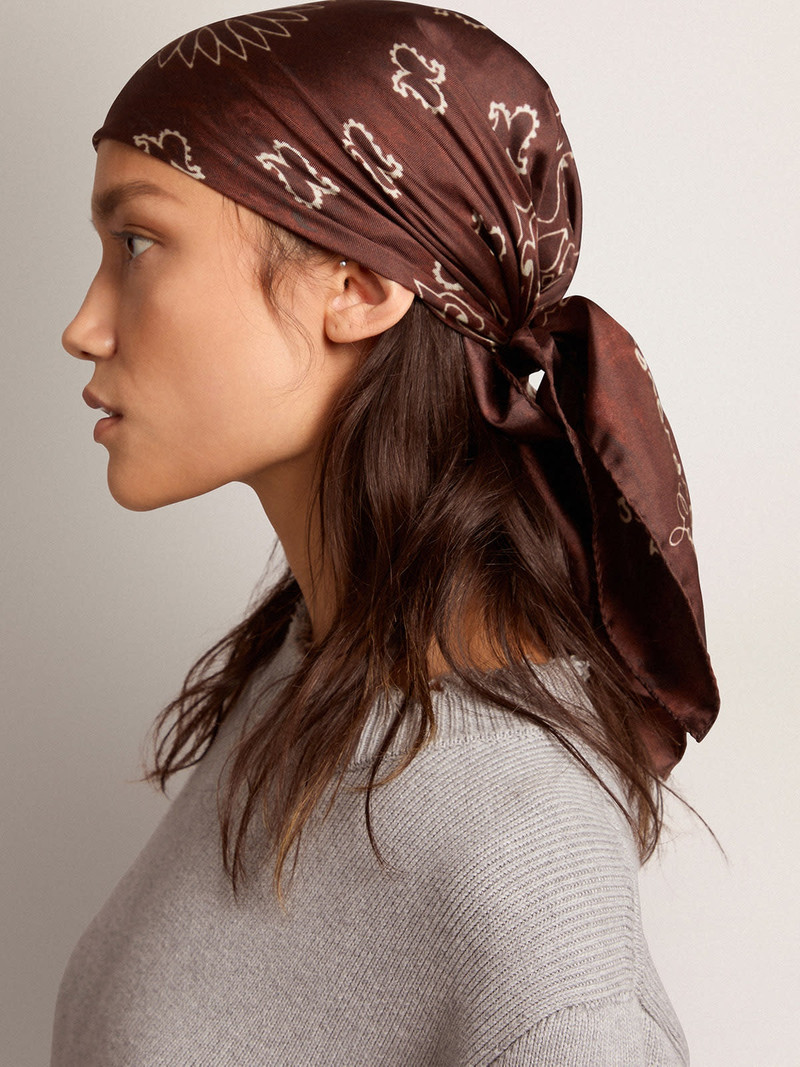 Black-coffee-colored Golden Collection scarf with paisley pattern 3