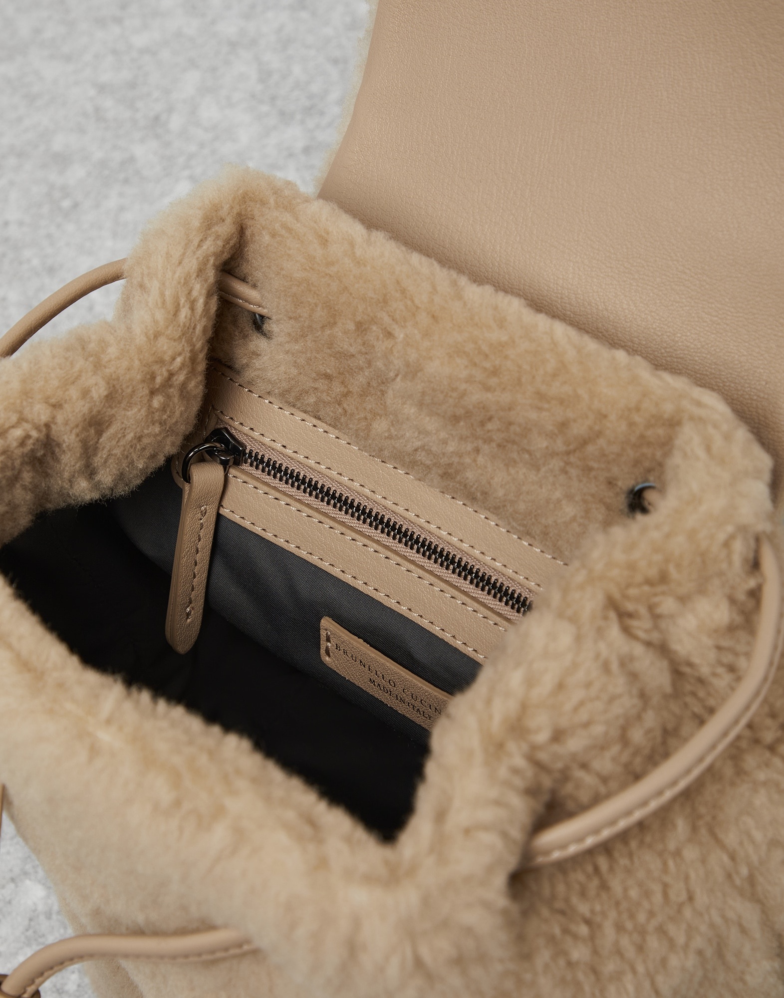 Virgin wool and cashmere fleecy backpack with shiny handle - 5