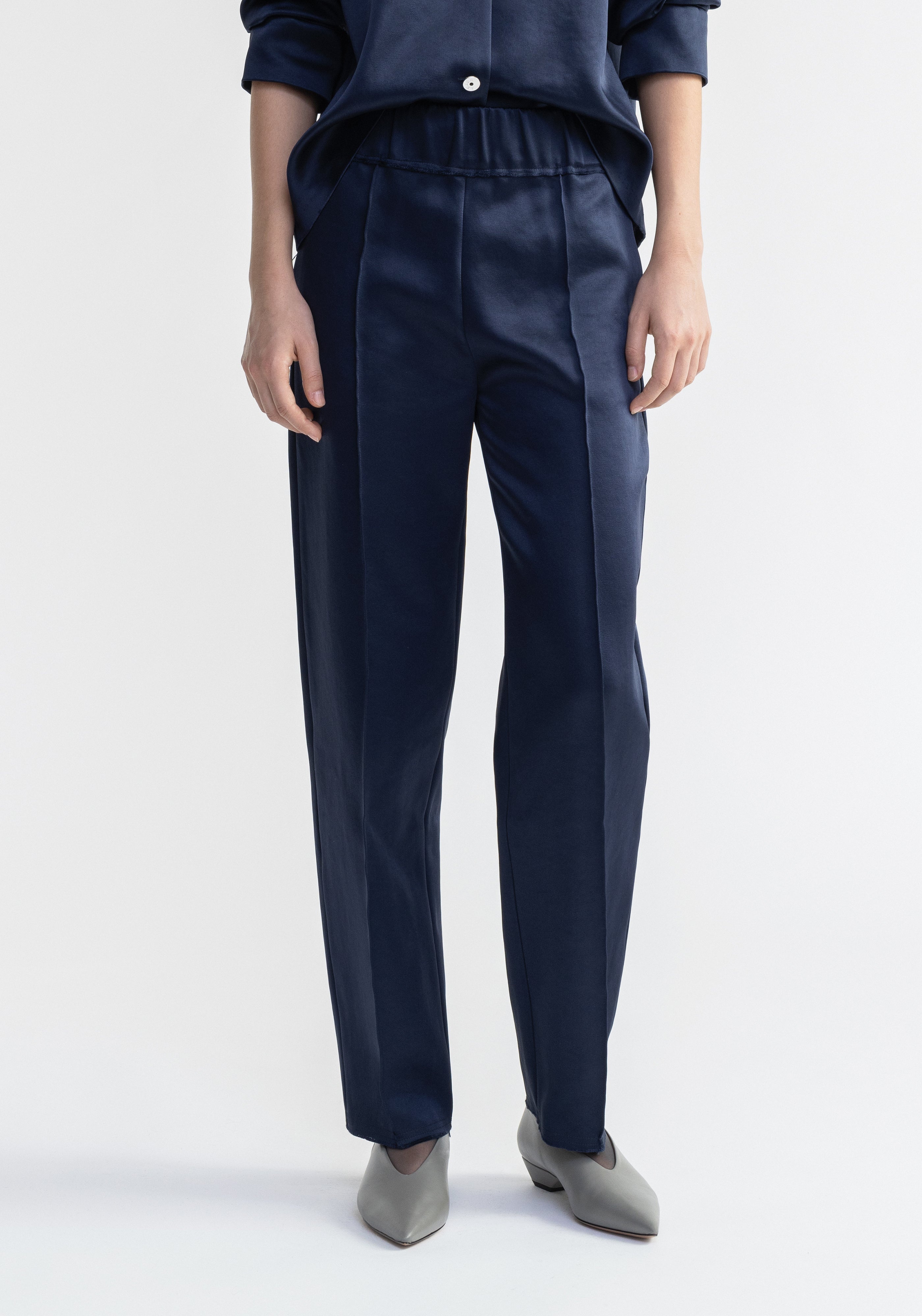 パンツ Aeron Aura - Heavy Satin Straight Pants AERON AURA Heavy satin straight pants | REVERSIBLE