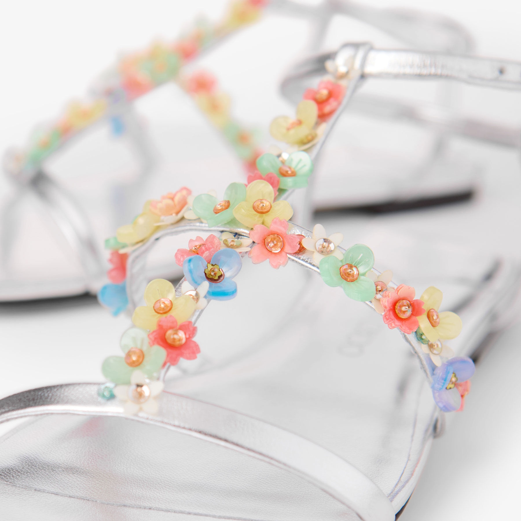 Gwyn Daisy Flat
Silver Metallic Nappa Sandal with Daisy Embroidery - 4