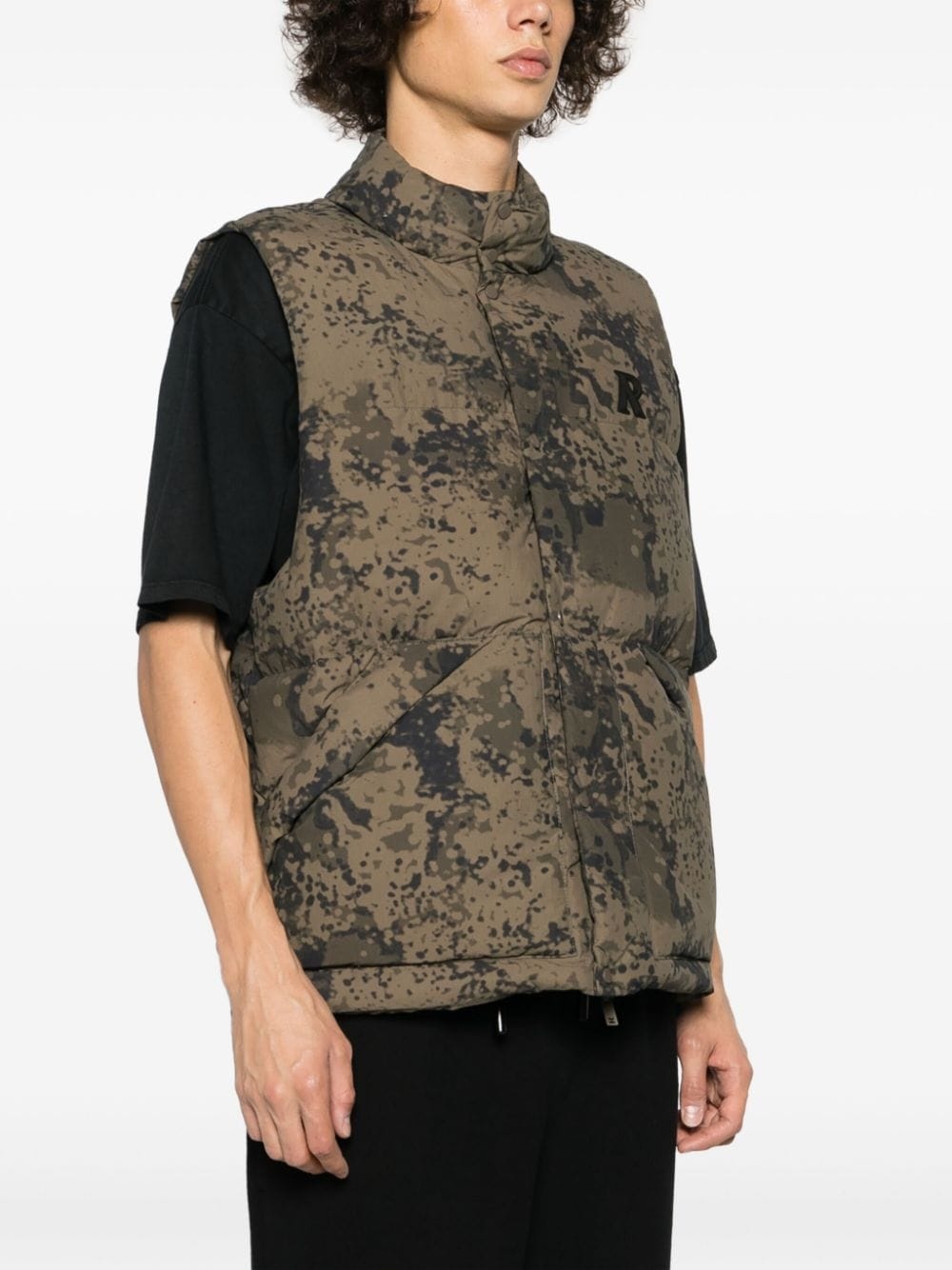 camouflage-print puffer gilet - 3
