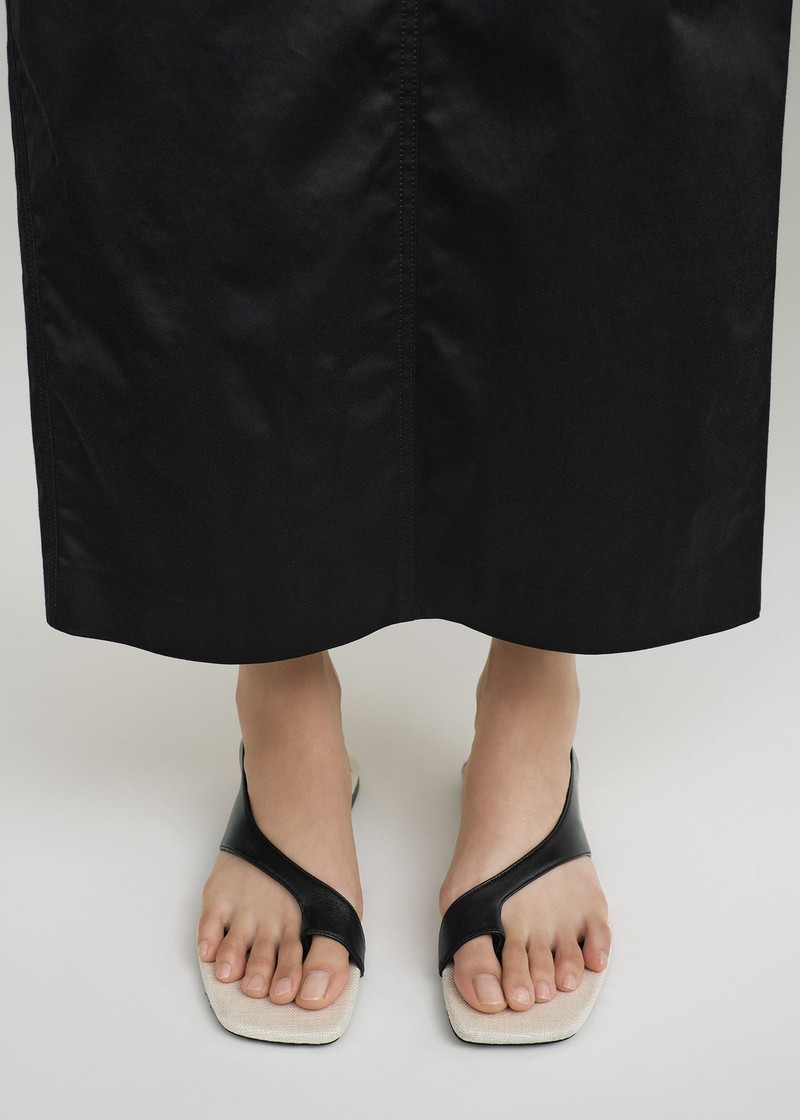 Totême Leather thong sandals black/sand outlook
