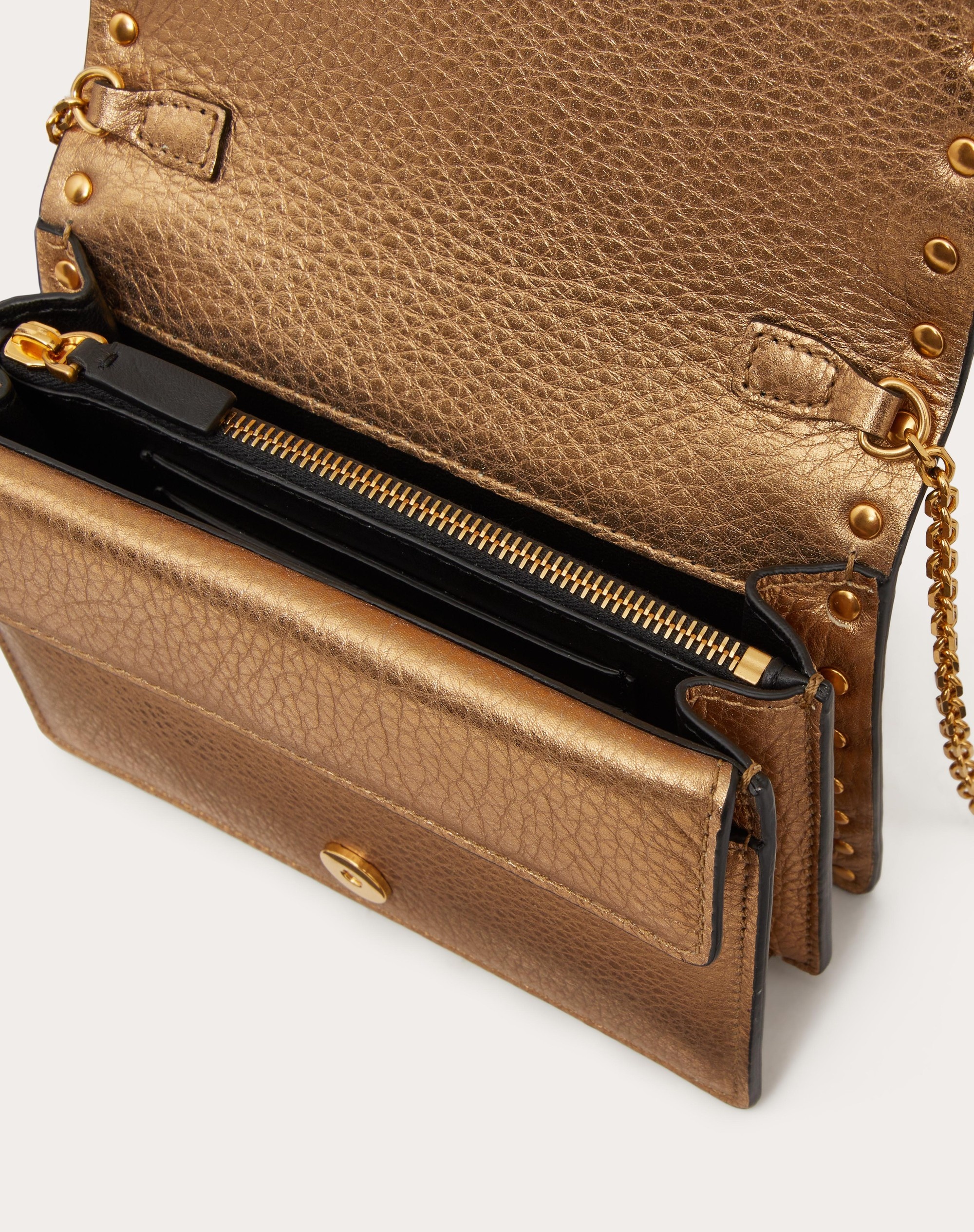 ROCKSTUD METALLIC GRAINY CALFSKIN CHAIN POUCH - 7