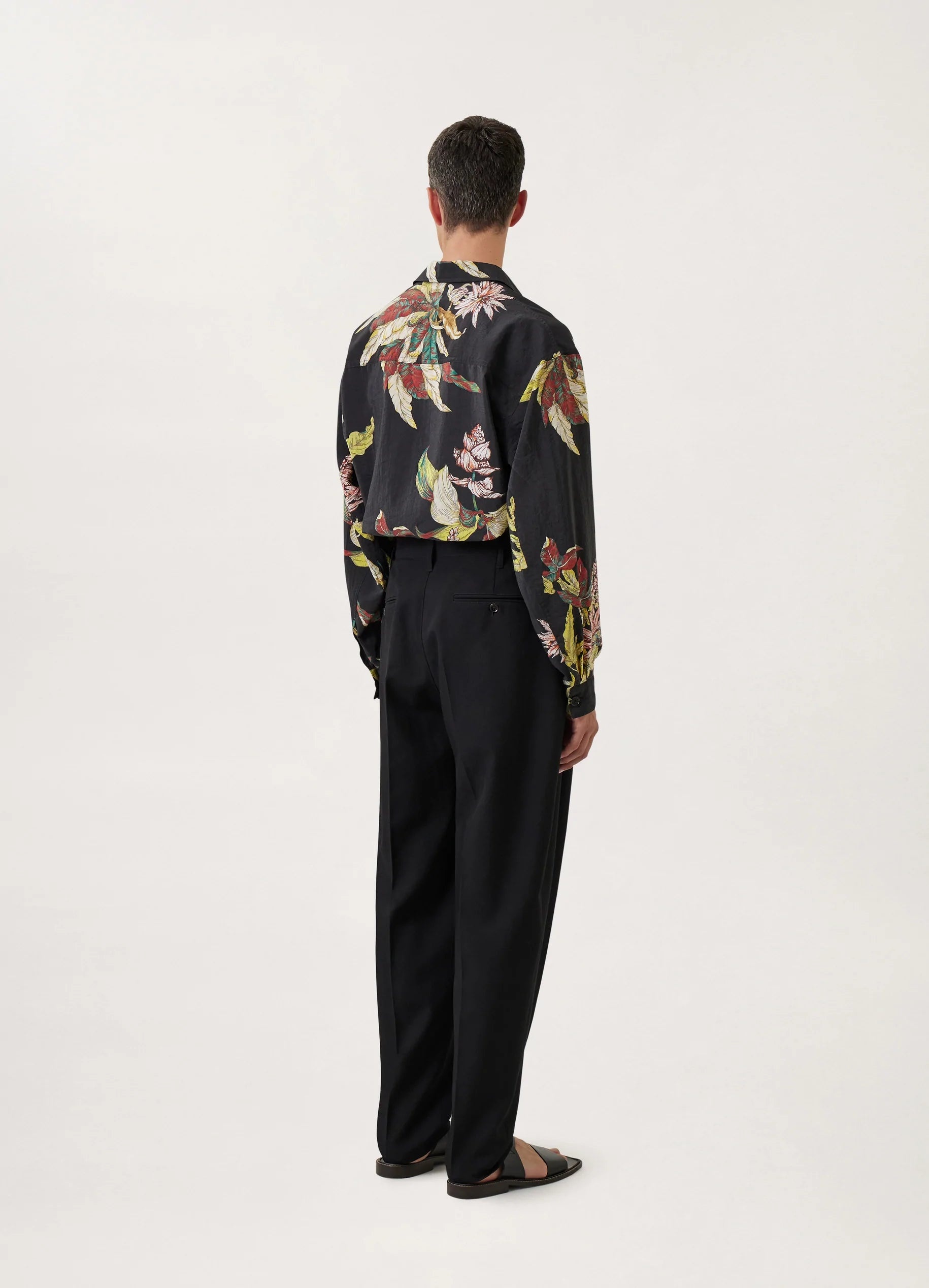 PLEATED TAPERED PANTS
WOOL GABARDINE - 4