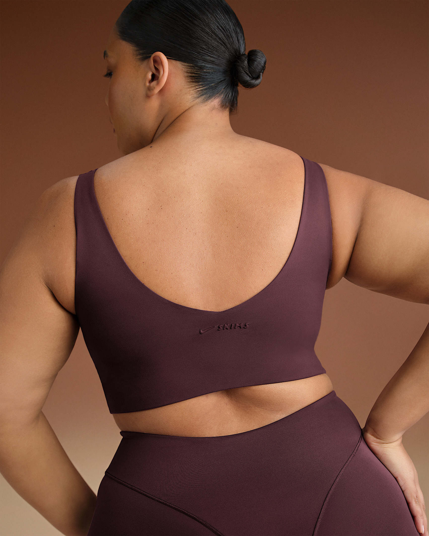 NikeSKIMS Matte Women's V-Neck Long-Line Bra - 8