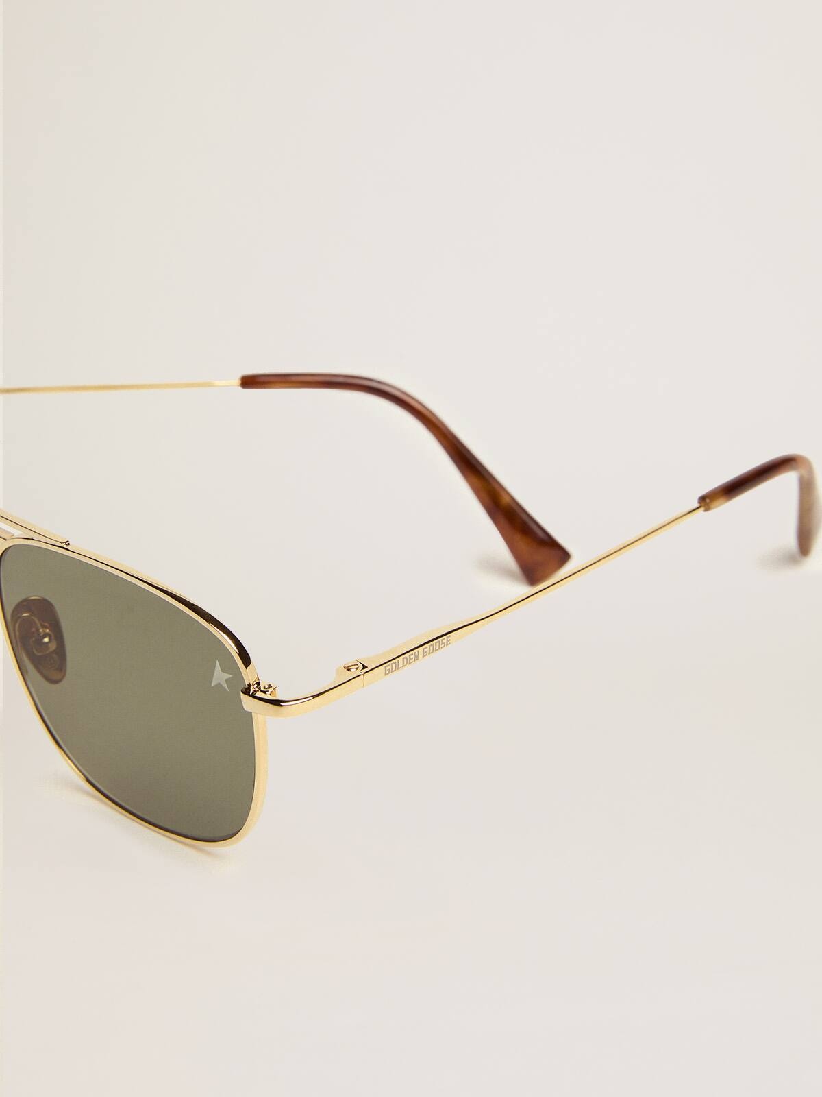 Aviator sunglasses with gold frame and green lenses - 2