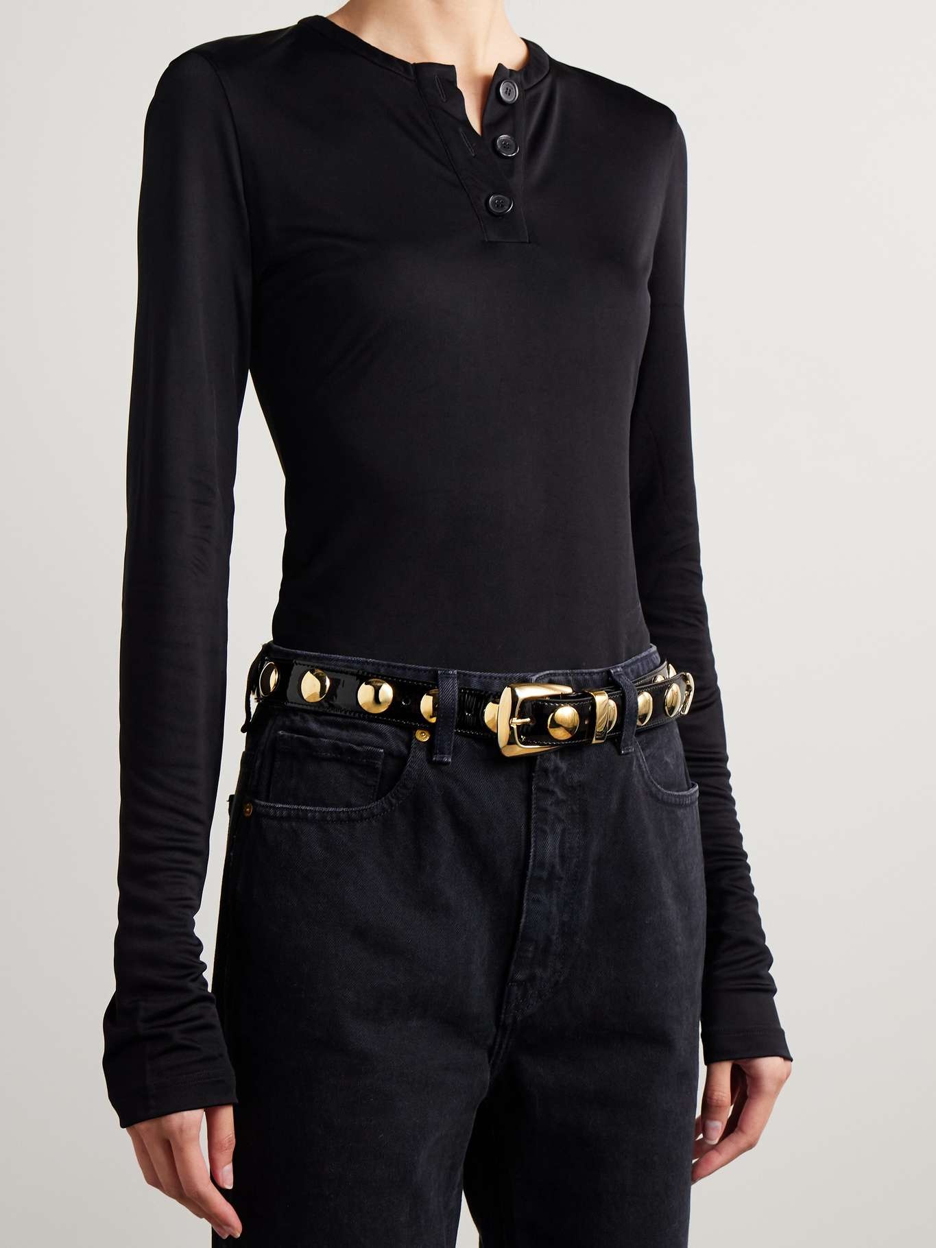 【KHAITE】スタッズ付きベニーベルト ブラックレザーとゴールド Benny Belt in Black Leather with Gold – KHAITE